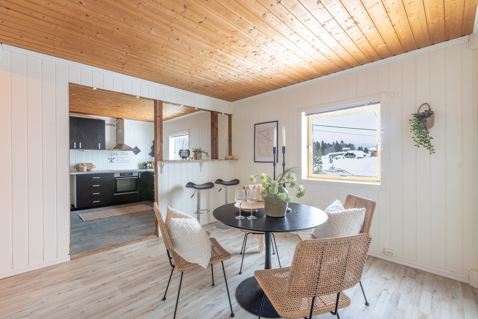 Store vinduer gir rikelig med naturlig lys i spisestuen. Galleribilde