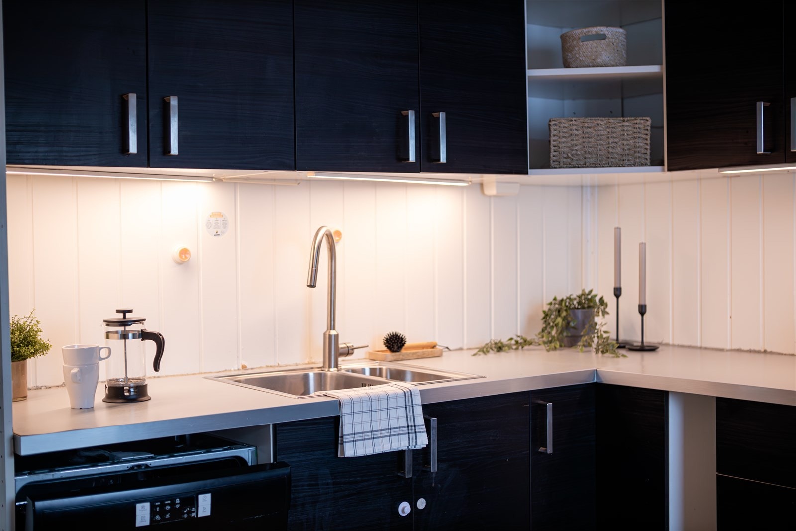 Underbelysning over kjøkkenbenken gir godt arbeidslys. Galleribilde