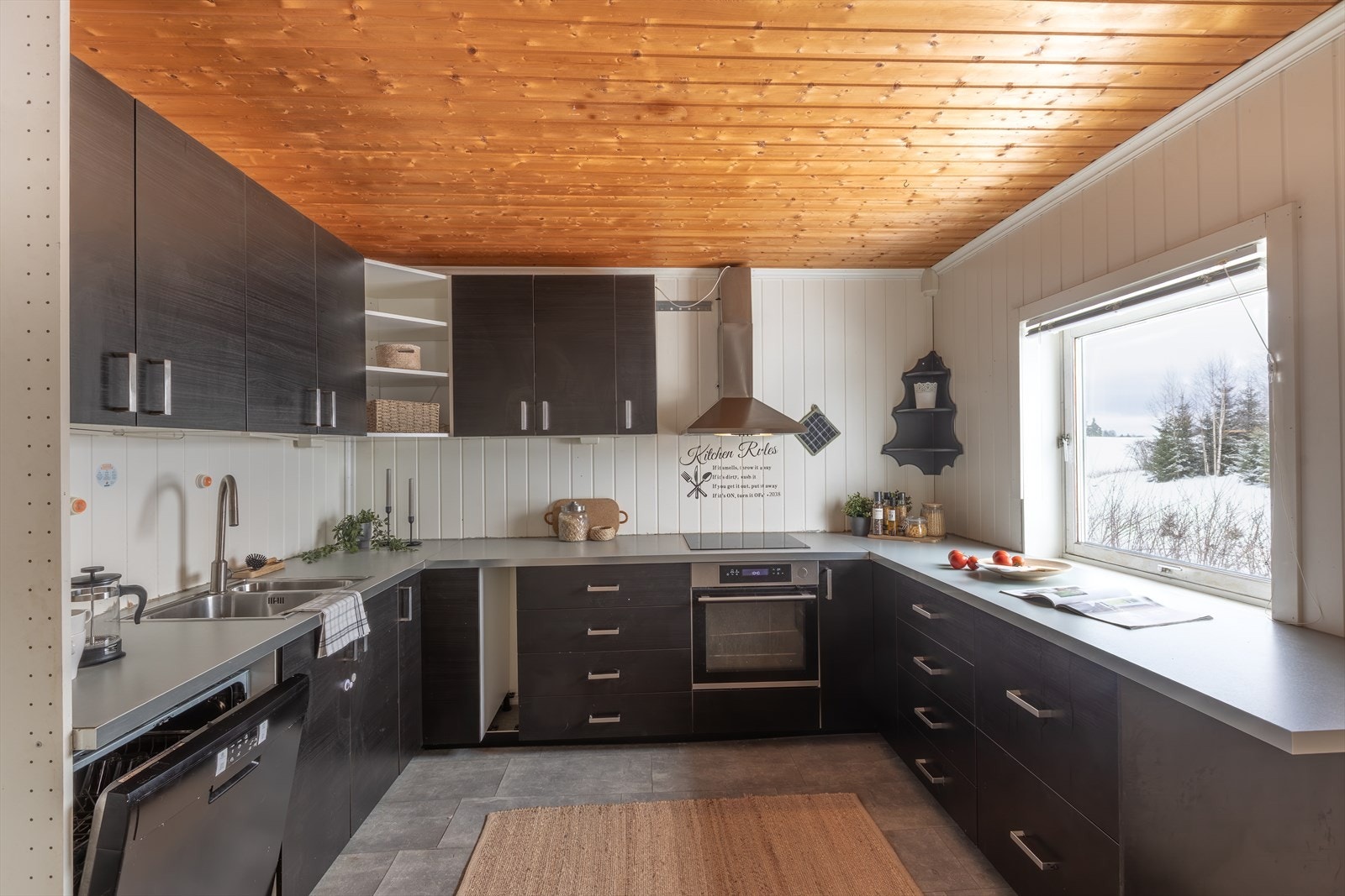 Kjøkkenet har glatte fronter og en benkeplate av laminat, med integrert platetopp og stekeovn. Galleribilde