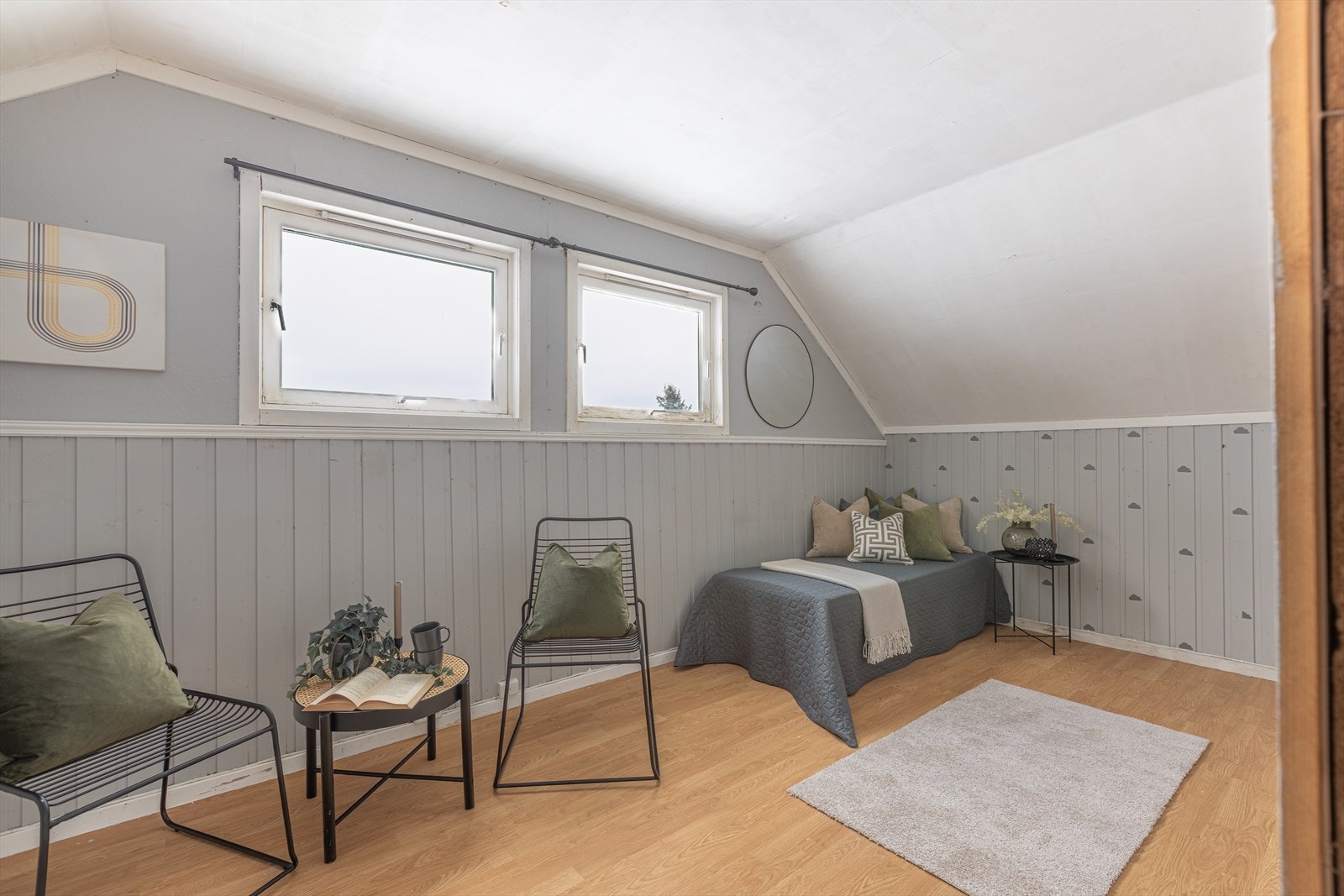 Store vinduer gir rikelig med naturlig lys. Galleribilde