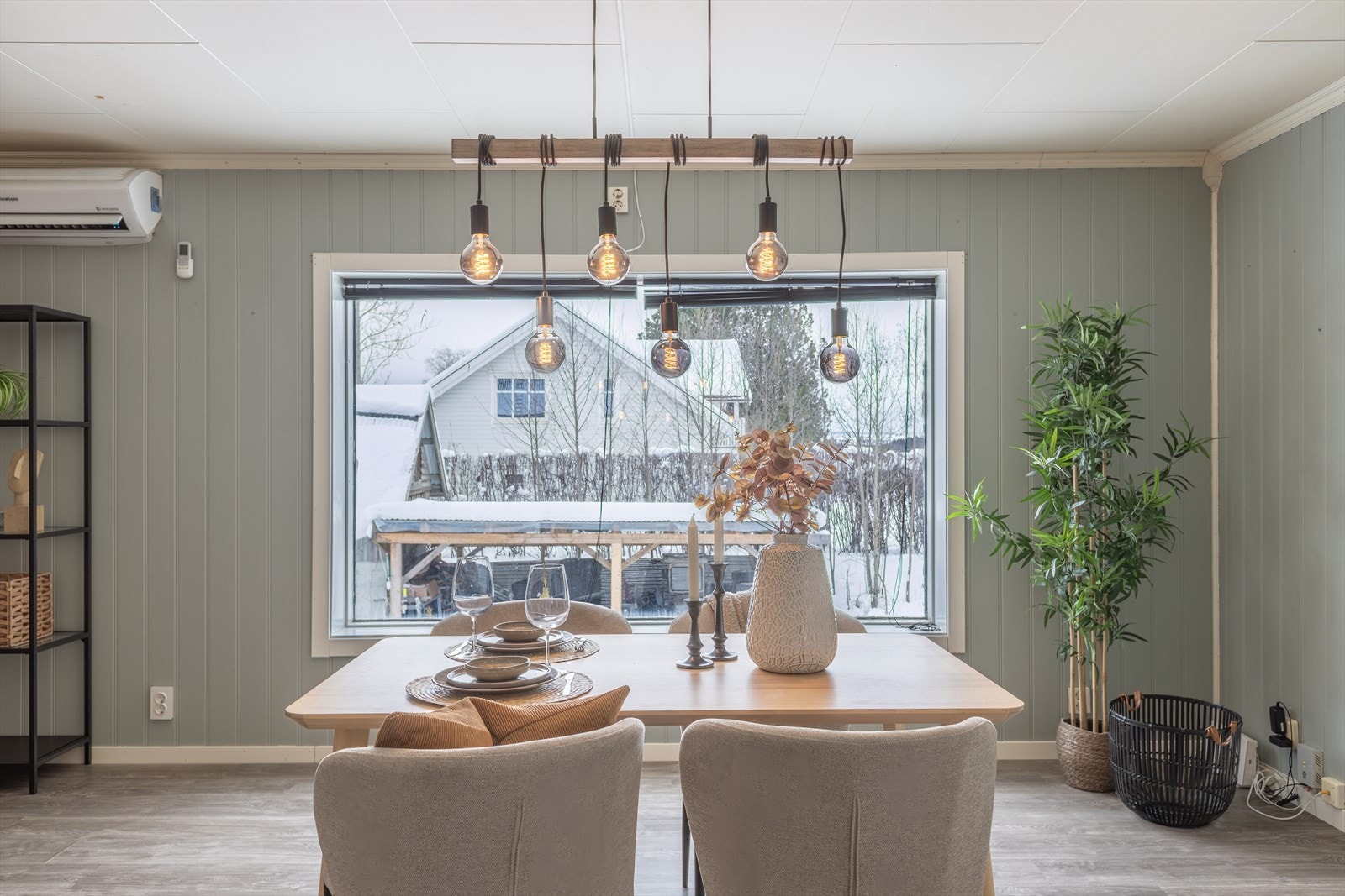 Stor vindusflate i spisestuen gir utsyn mot hagen. Galleribilde