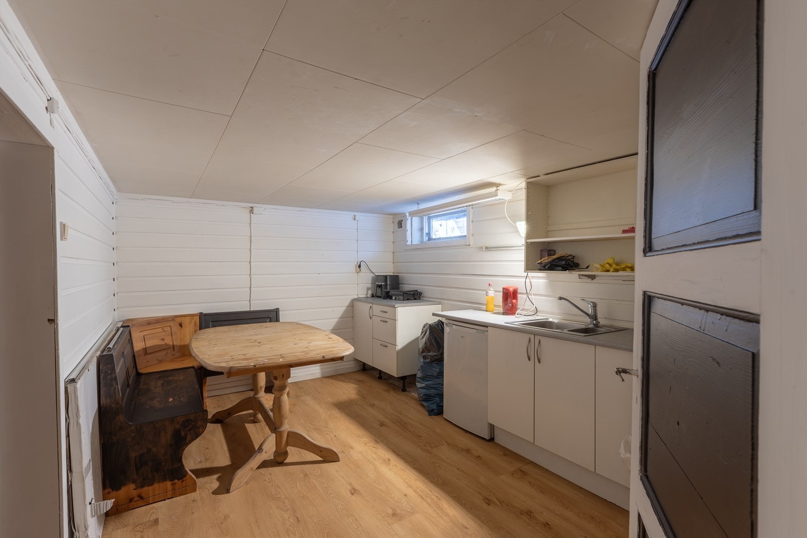 Kjeller: Innredet kjøkken med glatte fronter og laminat benkeplate. Det er ingen ventilering fra kjøkkenet. Galleribilde