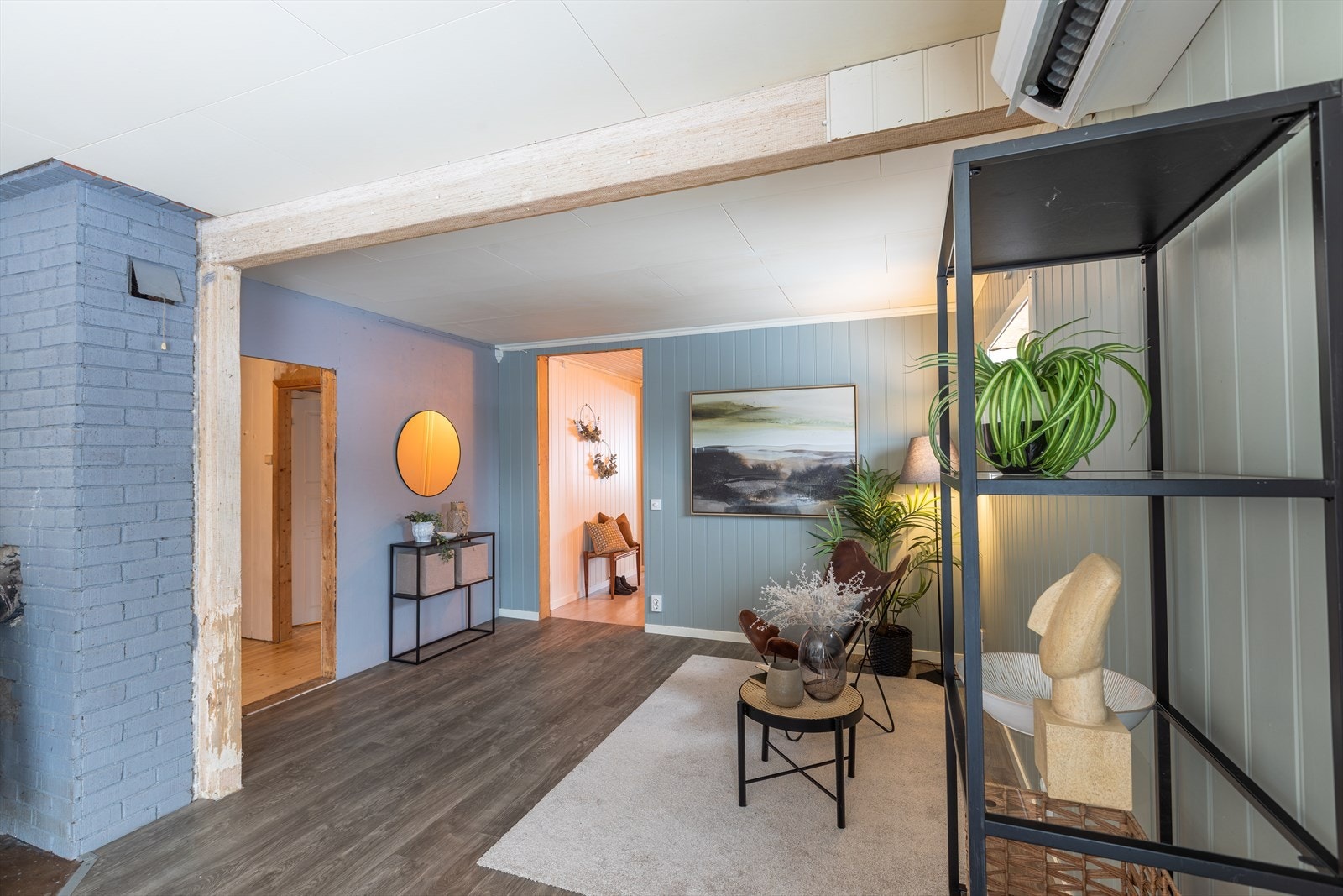 Laminatgulv og panelvegger gir et moderne uttrykk i oppholdsrommet. Varmepumpe bidrar til effektiv oppvarming. Galleribilde