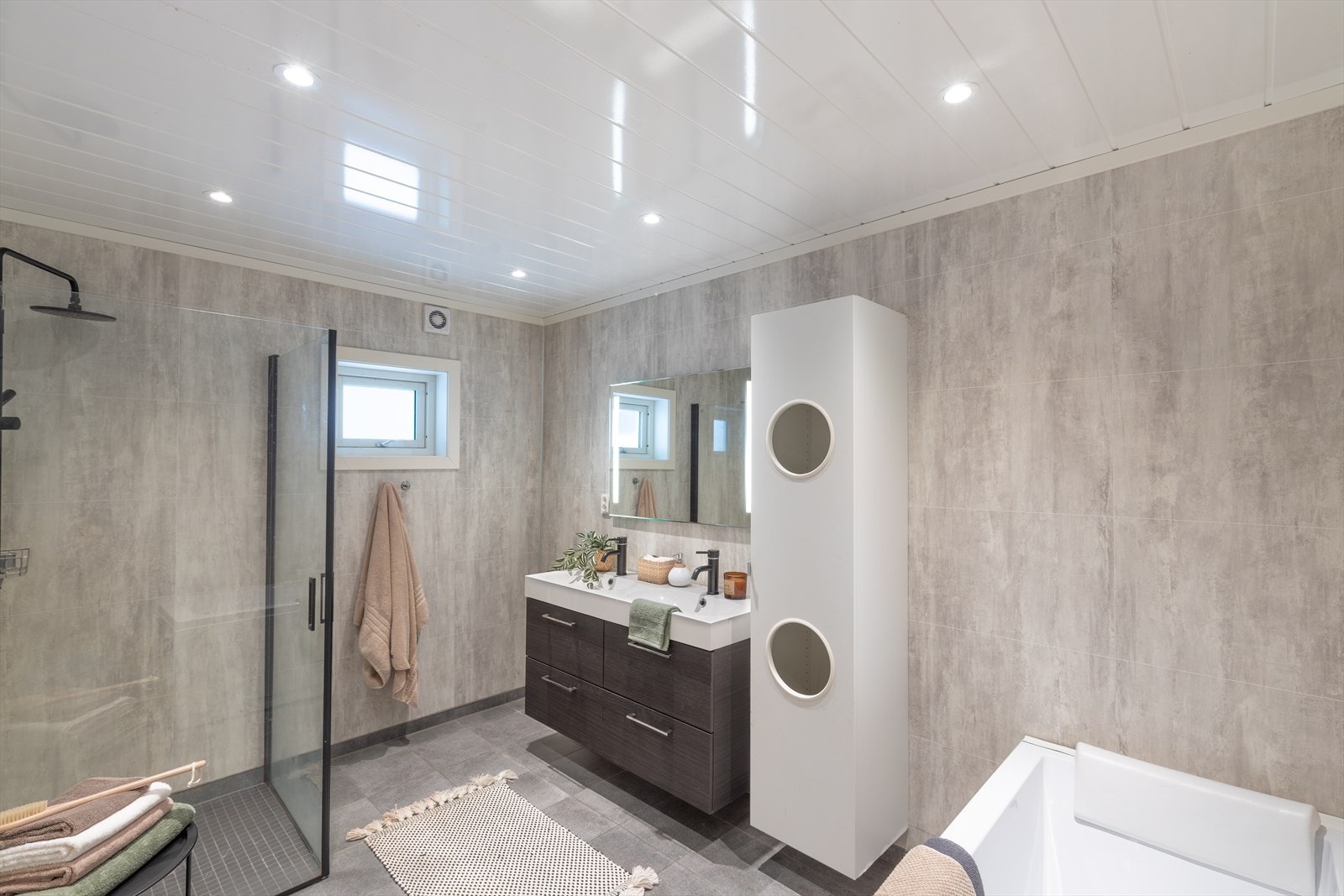 Baderomsplater på veggene og mekanisk avtrekk sikrer god ventilasjon. Galleribilde