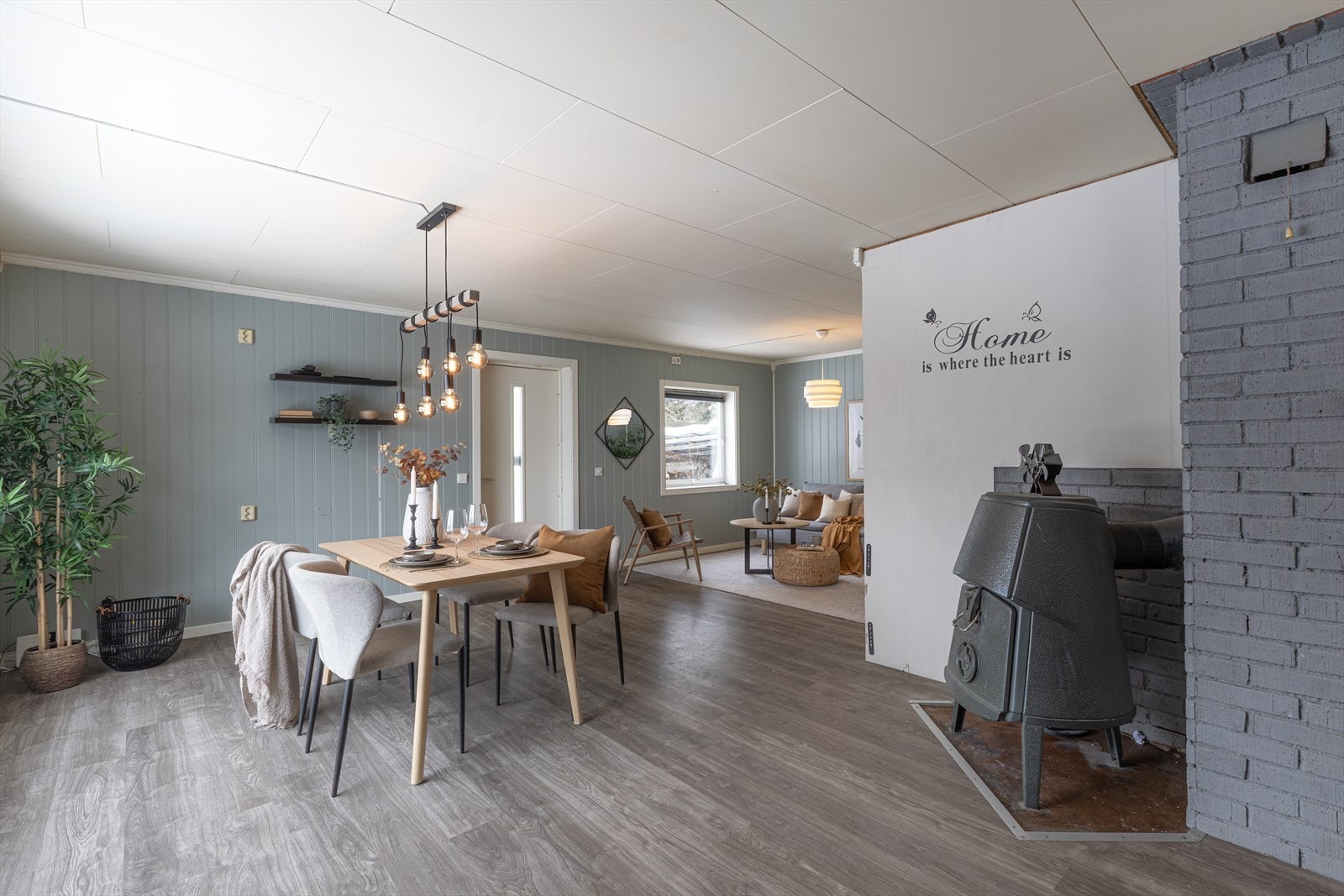 Vedovn i stuen gir en ekstra varmekilde på kalde dager. Galleribilde