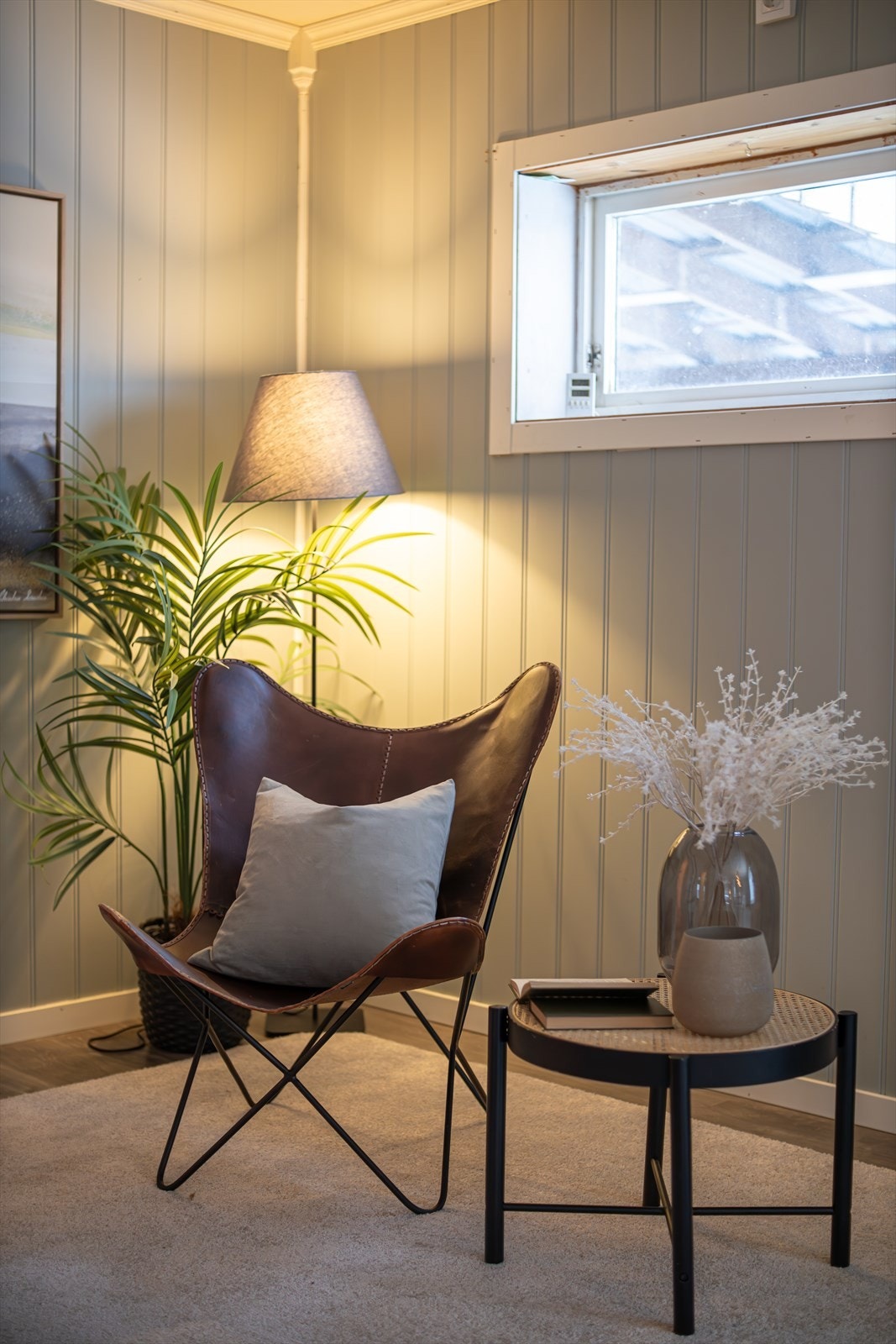 Lysinnslipp fra vinduet gir en behagelig atmosfære i lesehjørnet. Galleribilde