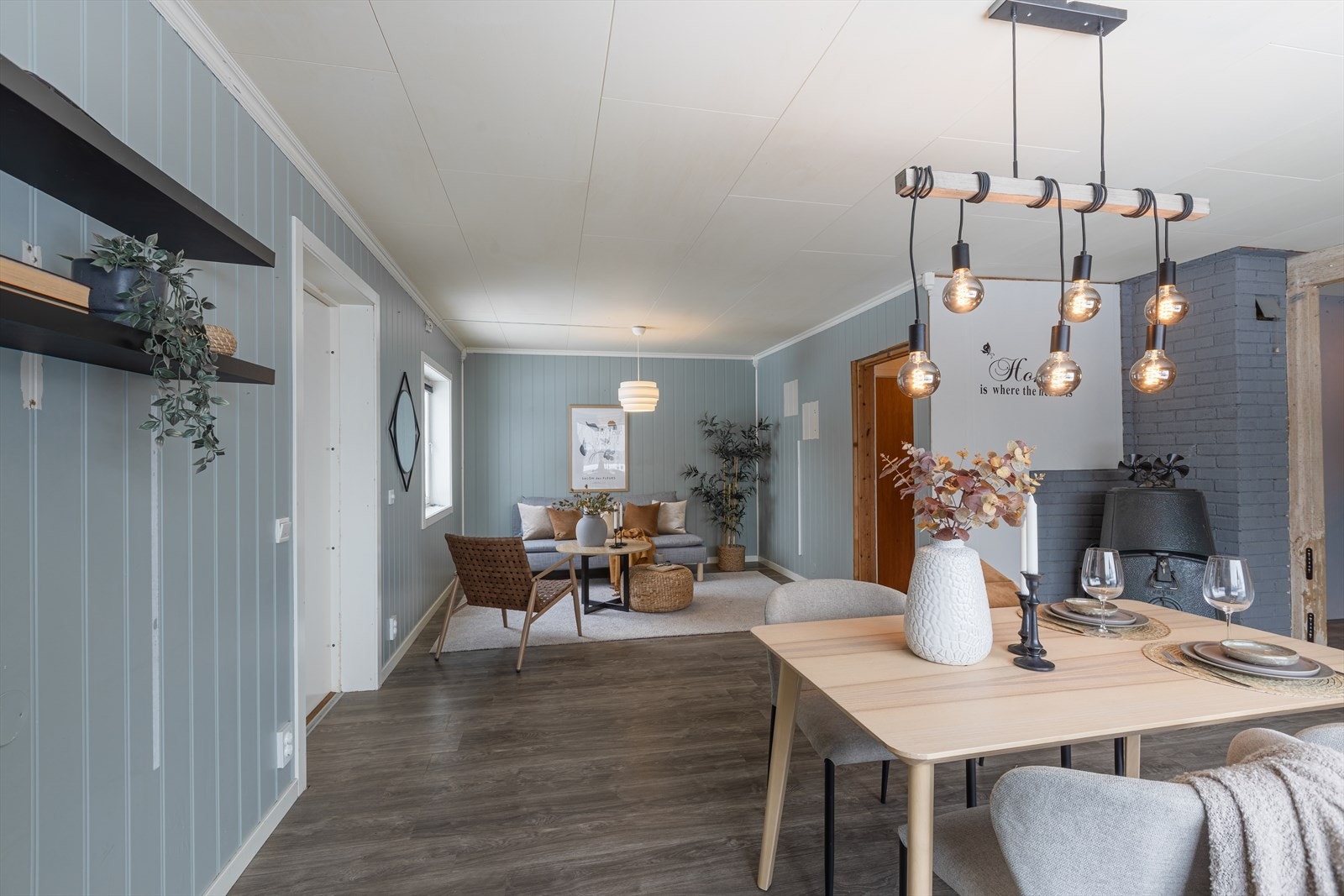 Åpen stue- og spiseløsning med panelvegger skaper et sammenhengende rom. Galleribilde