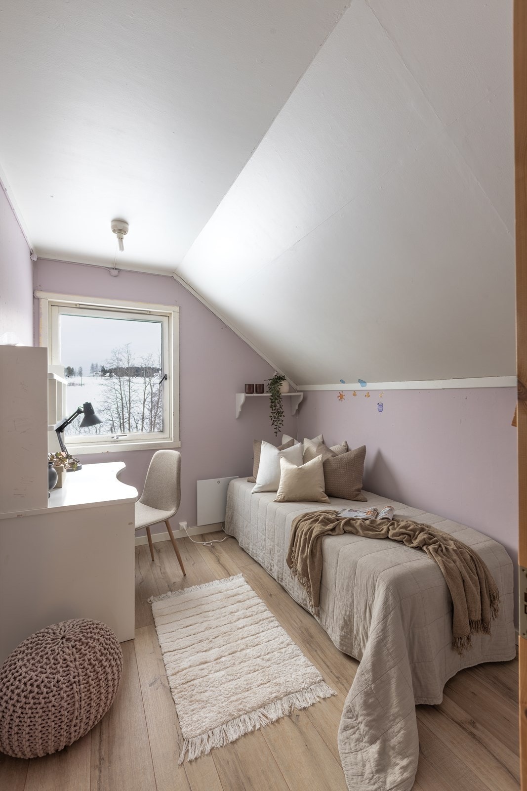 Skråtak og vindu gir naturlig lys til rommet. Galleribilde