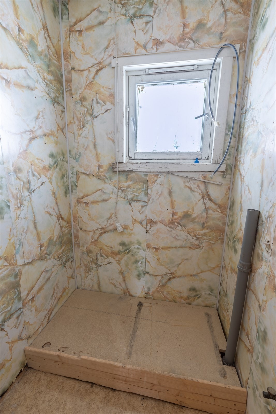 Vaskerommet fra byggeåret har våtromsplater og behov for oppgradering for å tåle dagens bruk. Galleribilde