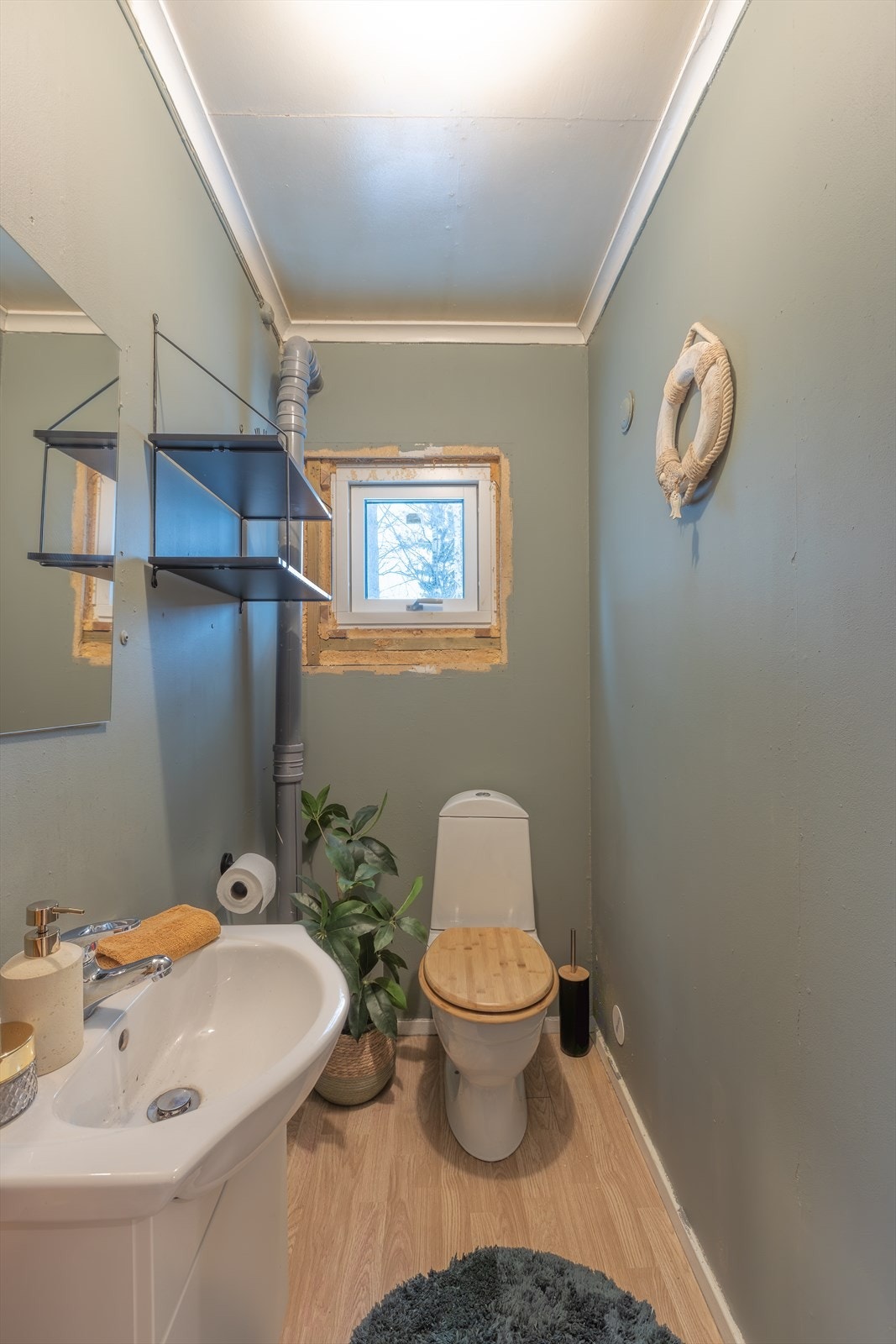 Toalettrommet har servant og toalett, men mangler mekanisk avtrekk, noe som anbefales etablert for å oppnå bedre ventilasjon. Galleribilde