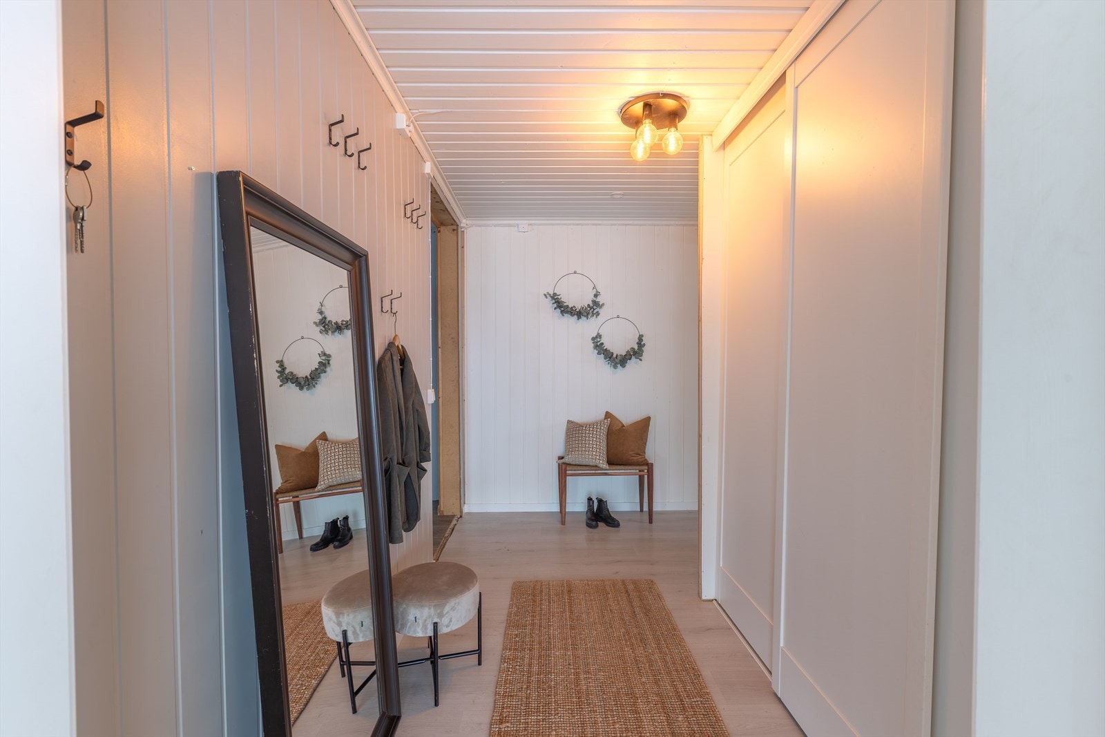 Skyvedørsgarderobe gir effektiv oppbevaring i entréen. Galleribilde