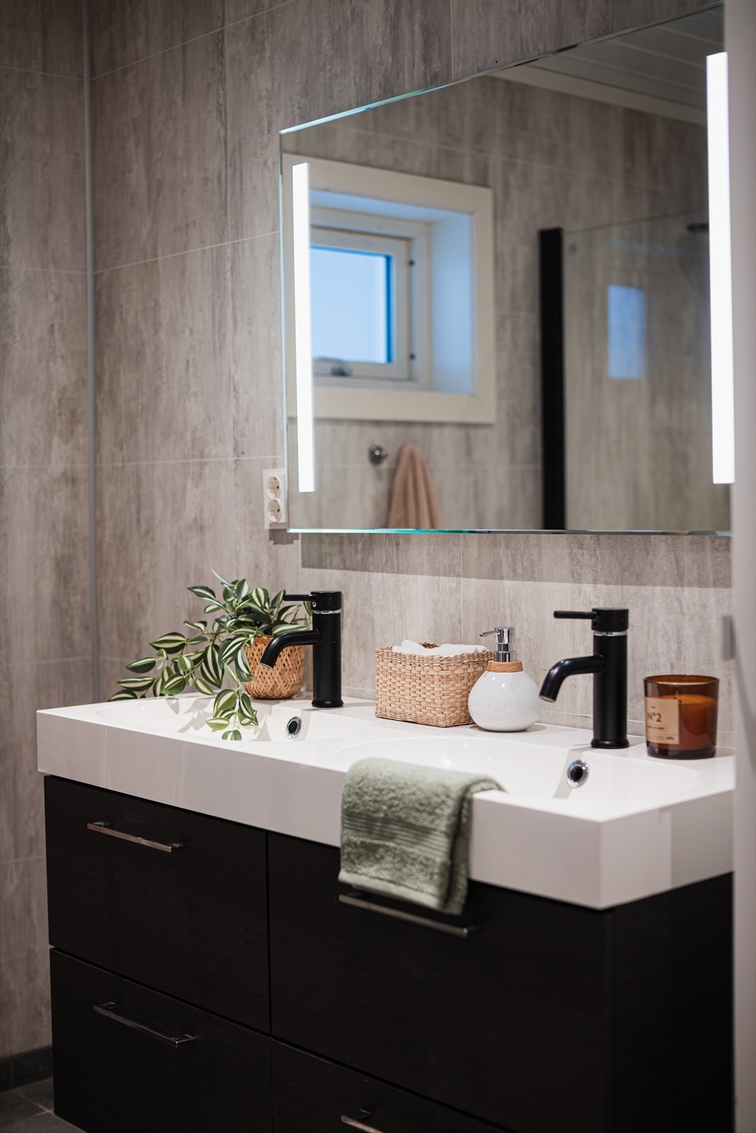 Innredning med glatte fronter og speil med belysning gir et stilrent uttrykk. Galleribilde