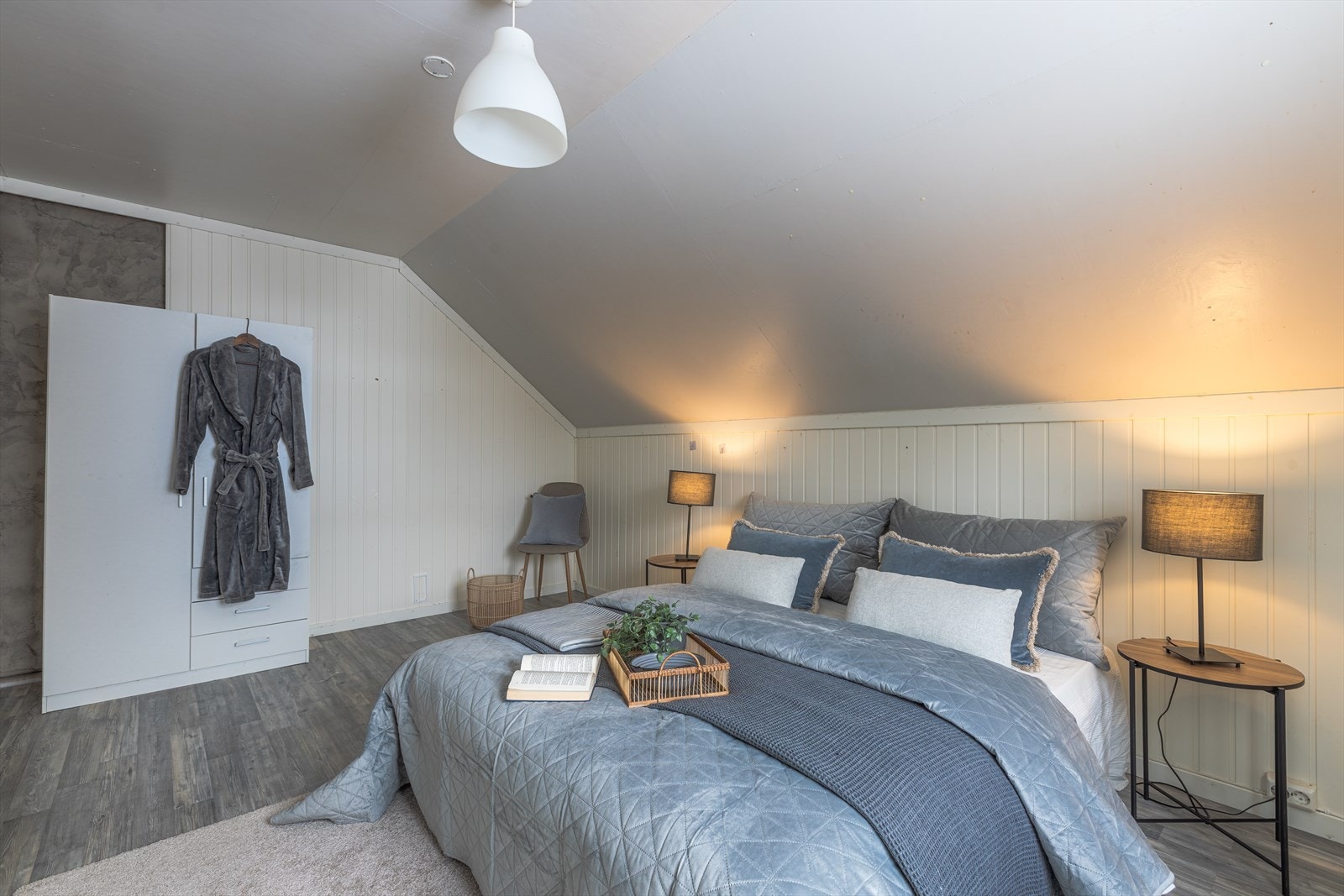 Soverommet har panelvegger og godt med lys. Galleribilde