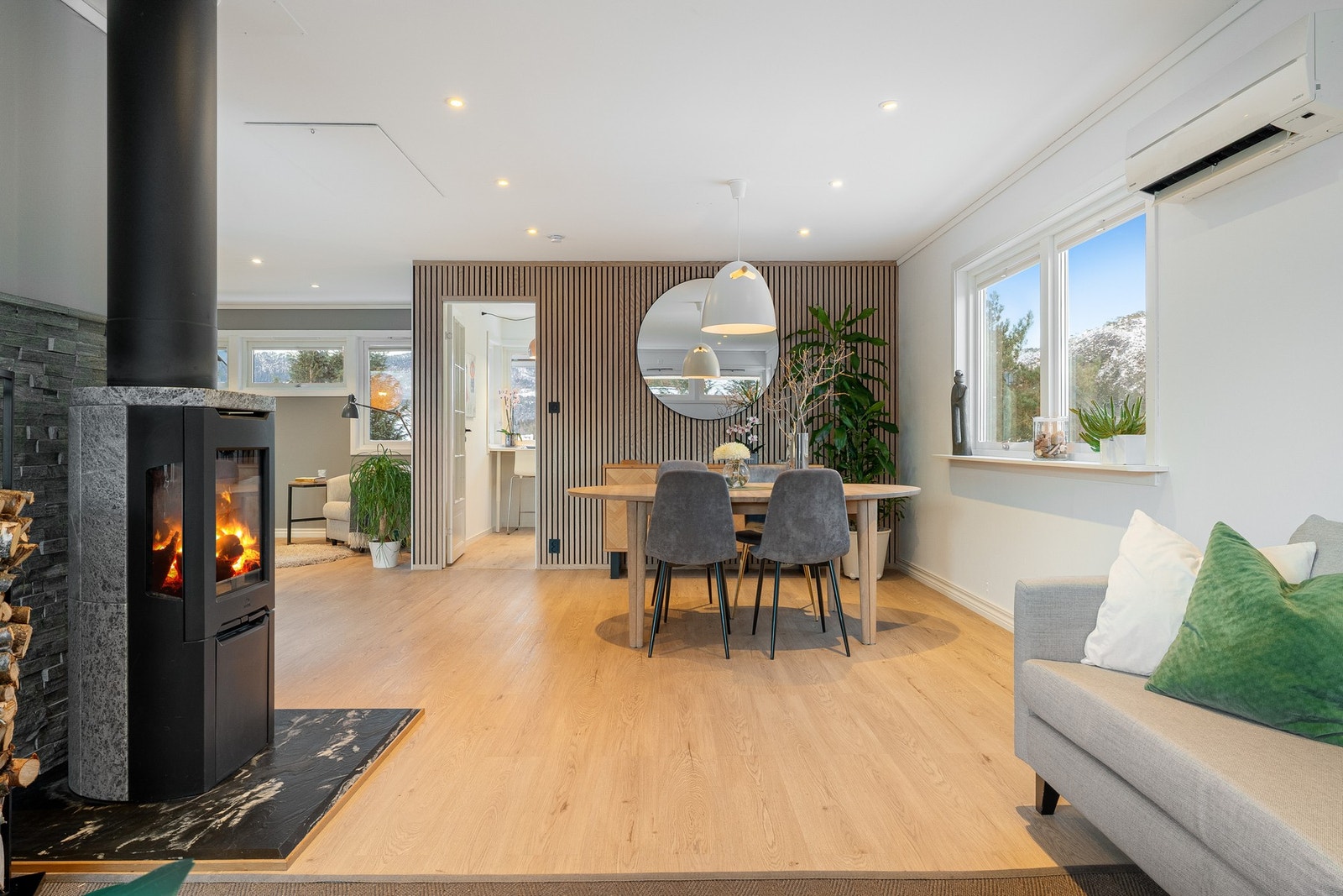 Det er varmepumpe og vedovn i boligen Galleribilde