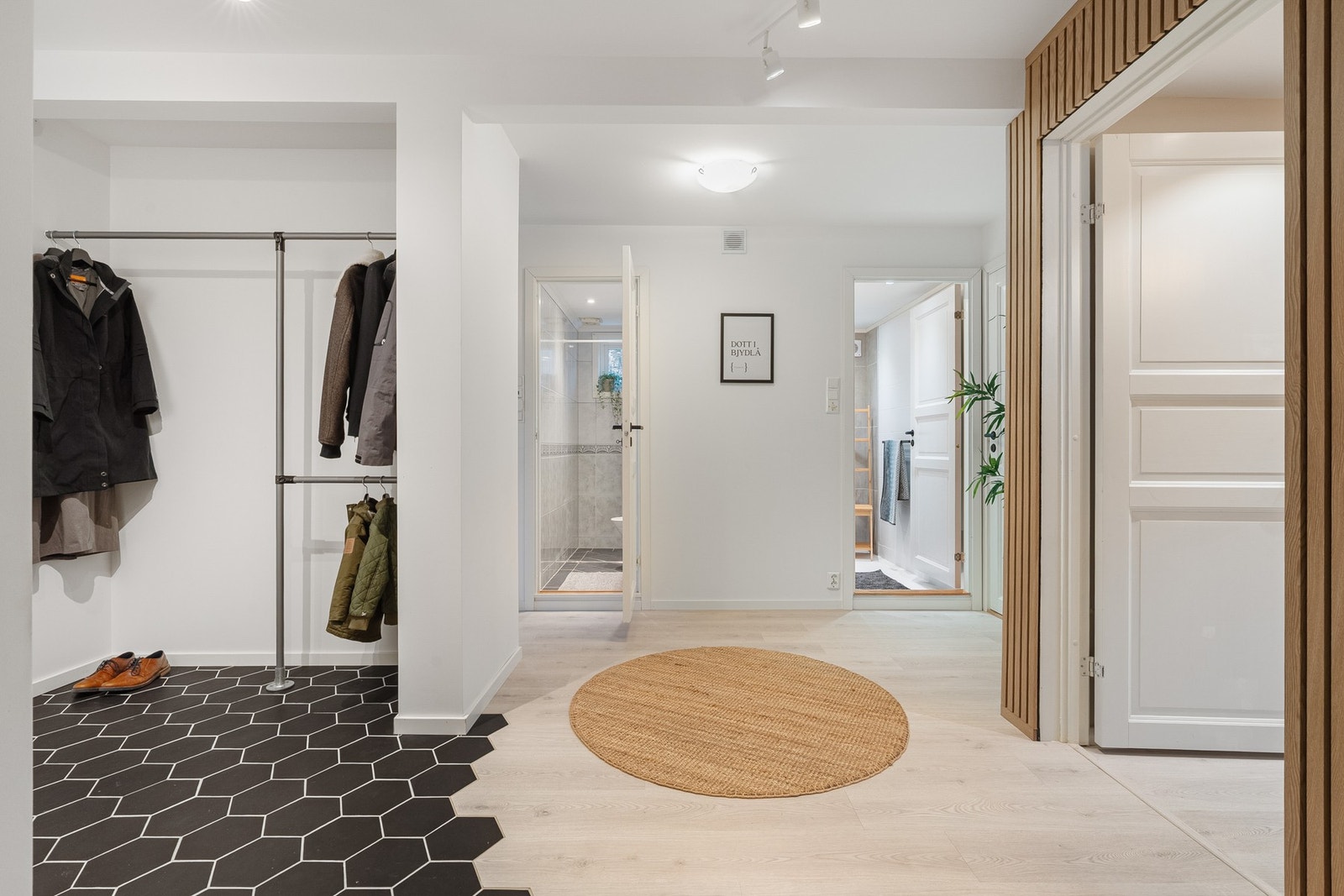 Boligen har 2 bad og et vaskerom Galleribilde