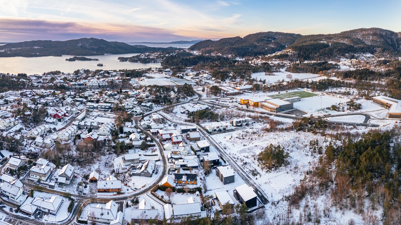 Det er ca. 10 minutters gange til sjøen i Skeisosen Galleribilde