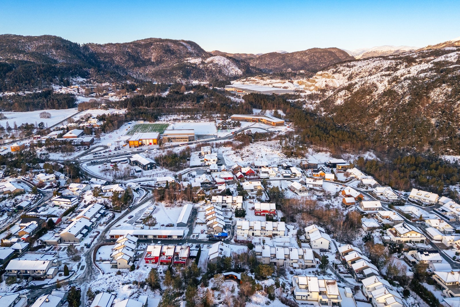 Populært boligområde for barnefamilier - Område består av rekkehus, eneboliger og noen tomannsboliger Galleribilde