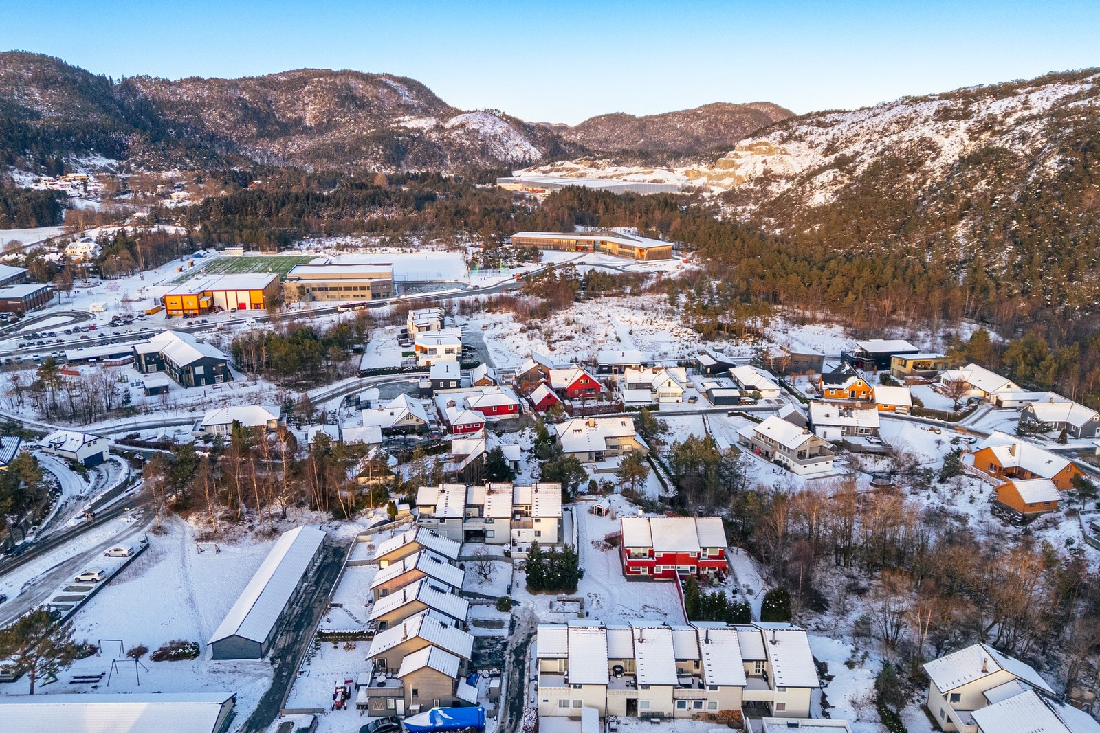 Boligen ligger i gåavstand til skole og barnehage Galleribilde