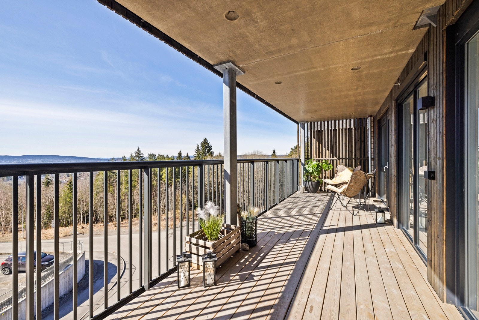 Fra stuen er det utgang til en balkong på 25 kvm. Balkongen ligger vendt mot sydvest, og har gode solforhold og flott utsikt. Galleribilde