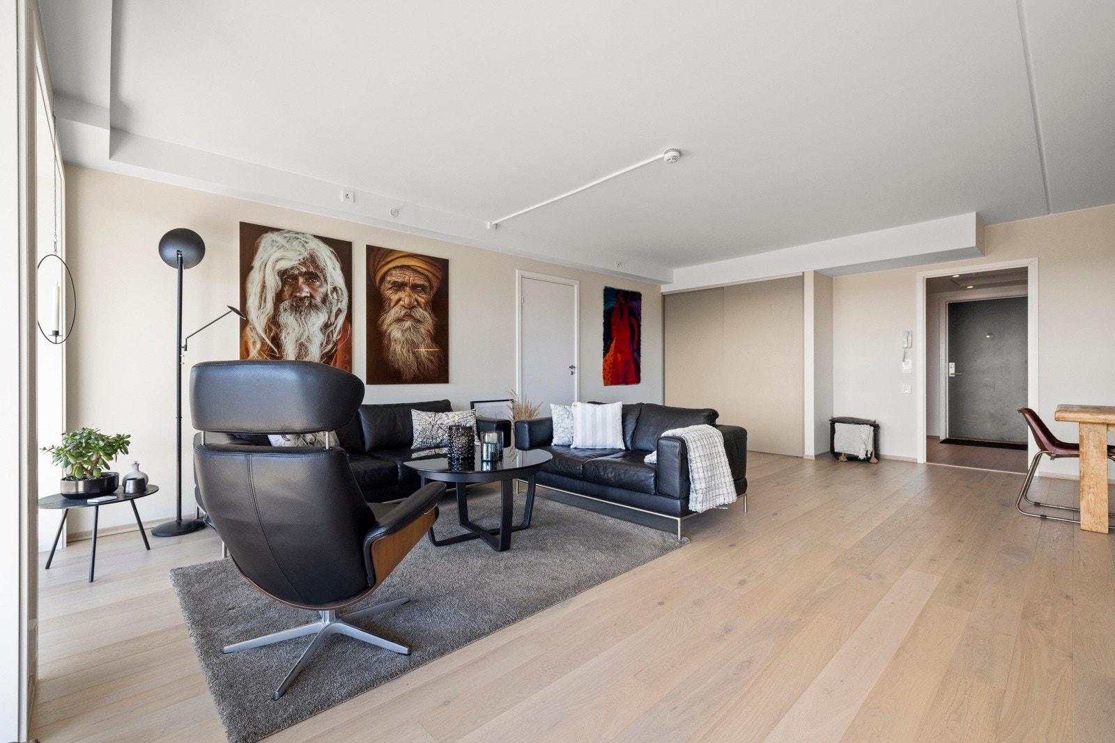 Leiligheten varmes opp med vannbåren gulvvarme. I stuen er det også montert en skyvedørsgarderobe for oppbevaring. Galleribilde