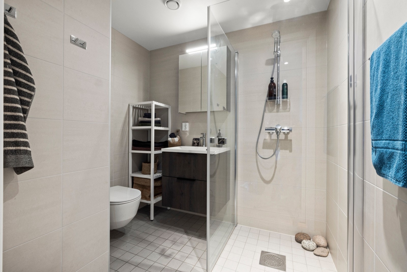 Bad 1 ligger i tilknytning til entréen. Rommet har flislagte overflater. Galleribilde