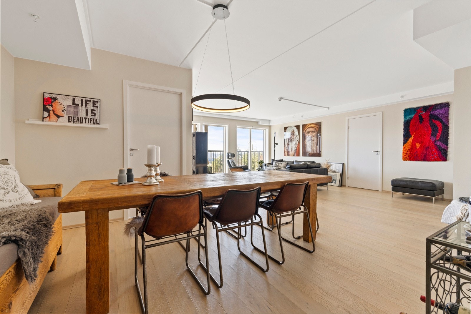 Stuen og kjøkkenet ligger i en delvis åpen løsning. Ved kjøkkenet er det god plass til en spisestue. Galleribilde