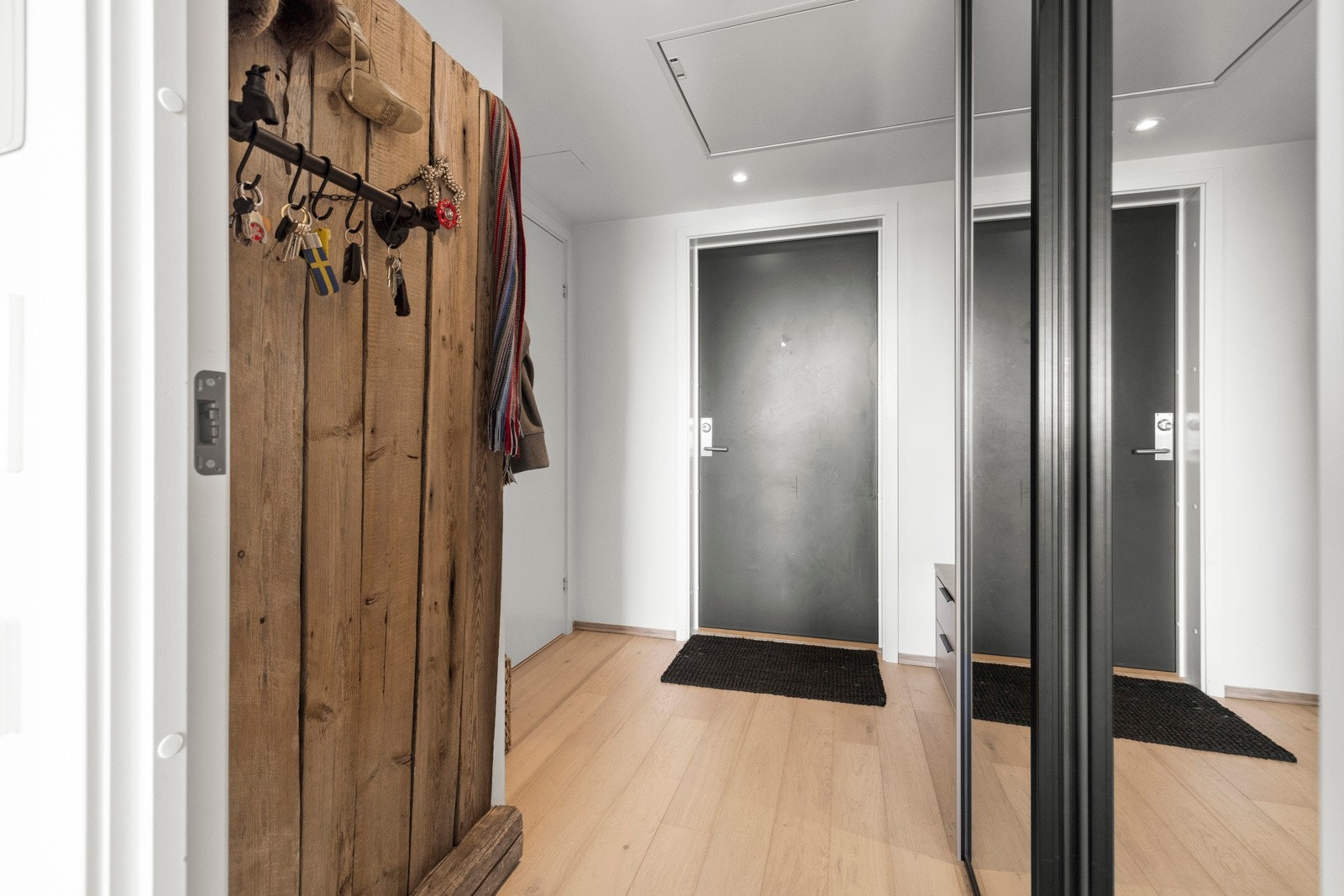 På gulvene ligger det 1-stavs eikeparkett, mens vegger og himling er hvitmalt. Det er downlights i himling. Galleribilde