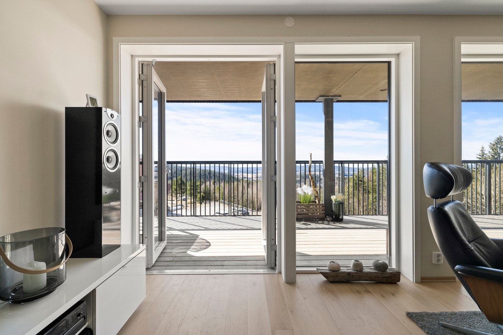 Fra stuen er det utgang til leilighetens balkong. Galleribilde