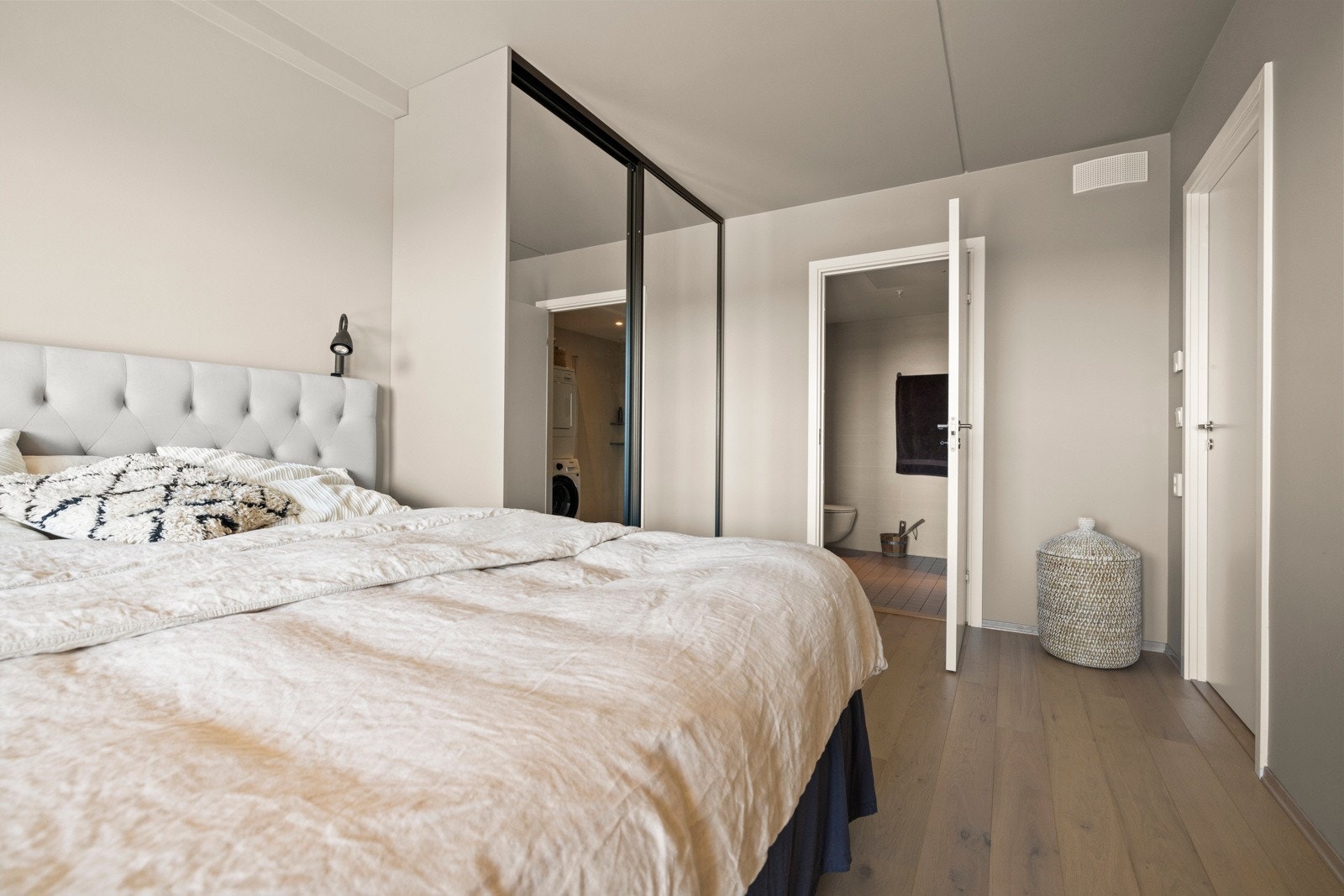 Videre har rommet en praktisk skyvedørsgarderobe, og direkte adkomst til bad 2. Galleribilde