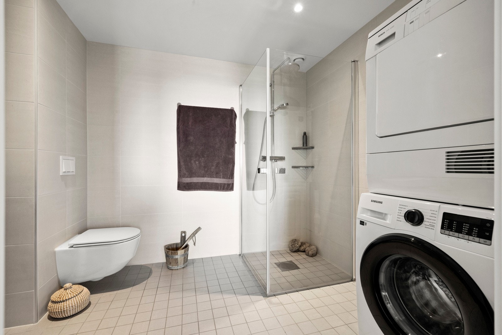 Bad 2 er et kombinert bad/vaskerom og ligger i tilknytning til hovedsoverommet. Rommet har flislagte overflater på gulv og vegger, samt opplegg for vaskemaskin. Galleribilde