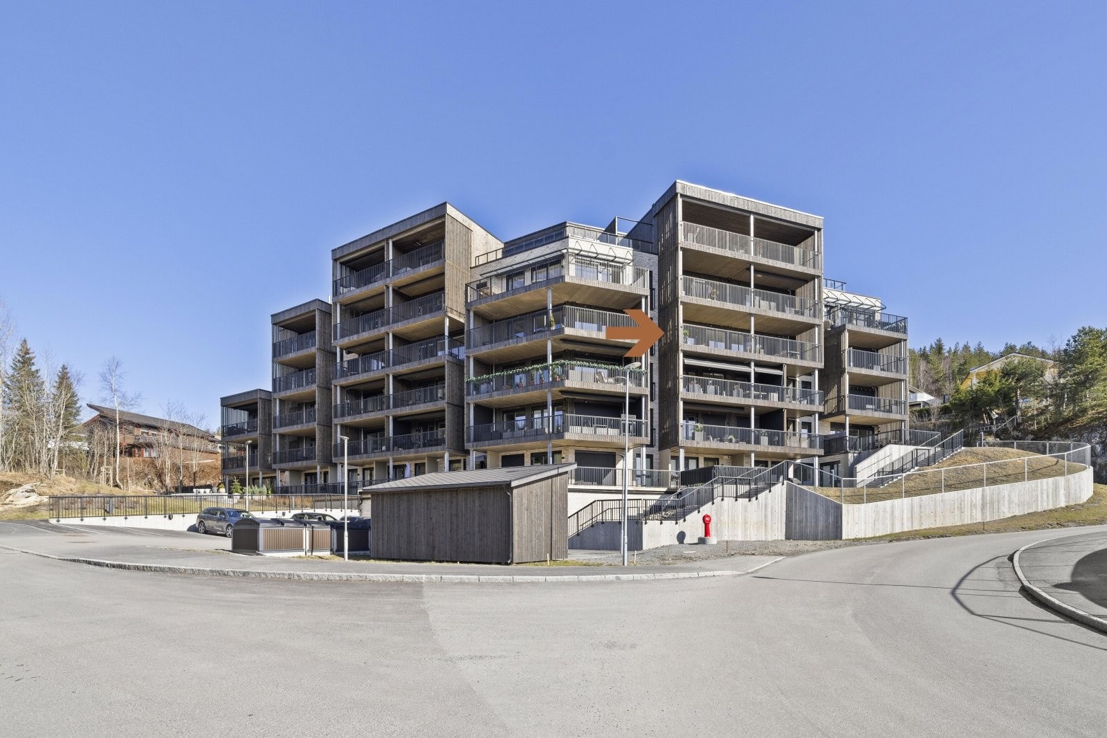 Leiligheten ligger i 3. etasje i Bark borrettslag. Bygget ble ferdigstilt i 2023, og leiligheten har vannbåren gulvvarme fra bergvarme. Galleribilde