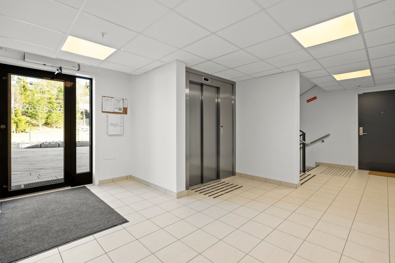 Borettslagets inngangsparti. Det er heis i bygget. Galleribilde