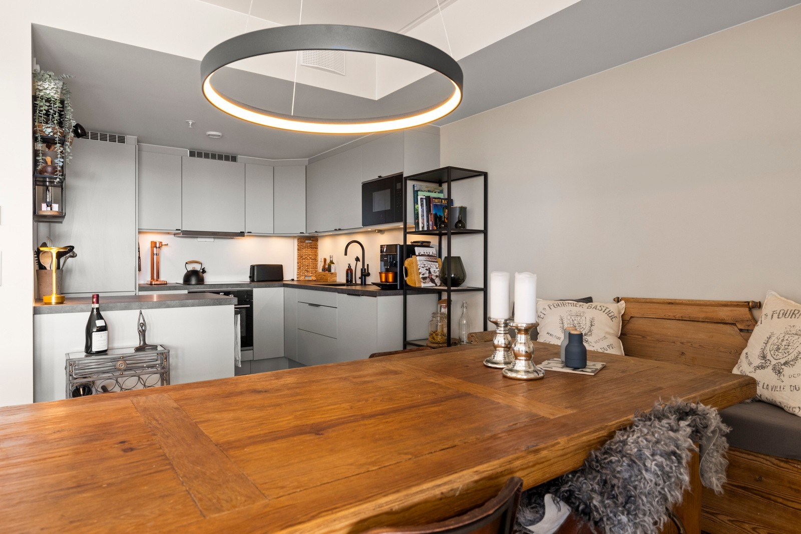 Kjøkkenet har innredning fra Sigdal, og er praktisk utformet. Hvitevarene er fra Electrolux og følger med i handelen. Galleribilde