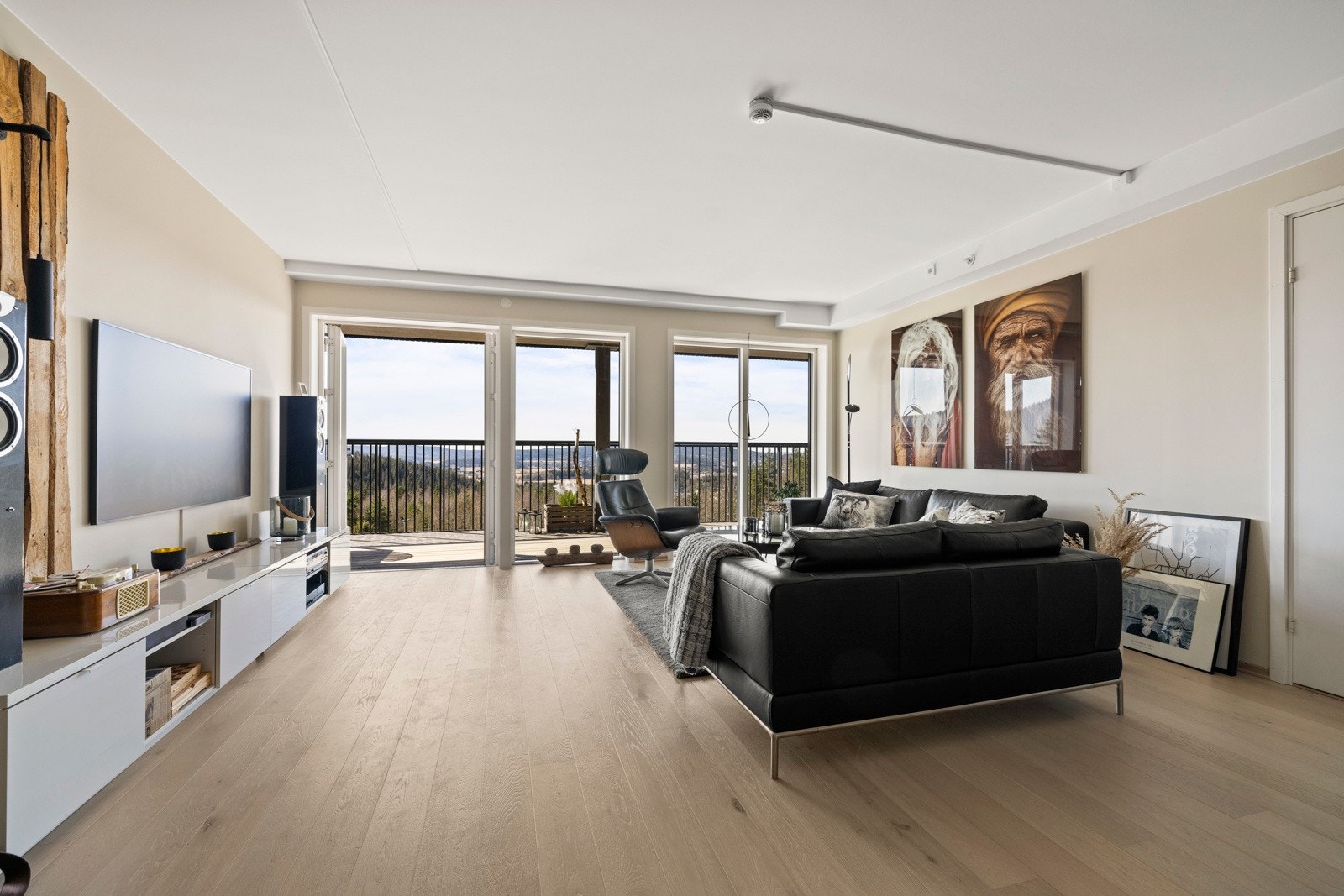 Stuen er romslig og har god plass for sitttegruppe og tv-møblement. Stuen har store vindusflater som gir mye naturlig lys, og flott utsikt. Galleribilde