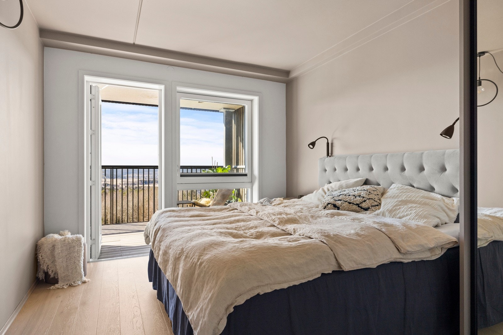 Soverom 1 er hovedsoverommet. Rommet har fint utsyn, og en terrassedør ut til balkongen. Galleribilde