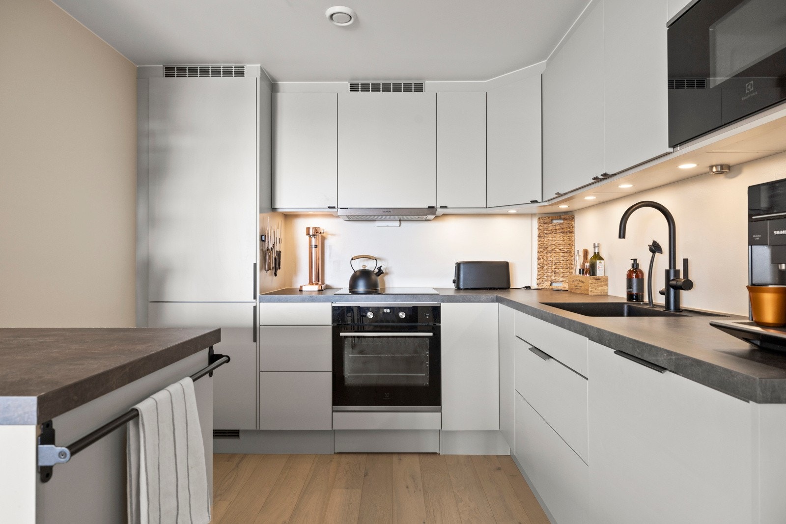 Innredningen har barløsning, malte fronter, laminat benkeplater, underlimt oppvaskkum, ventilator, belysning under overskap, integrert kjøl/fryseskap, oppvaskmaskin, mikro, stekeovn og induksjon platetopp. Galleribilde