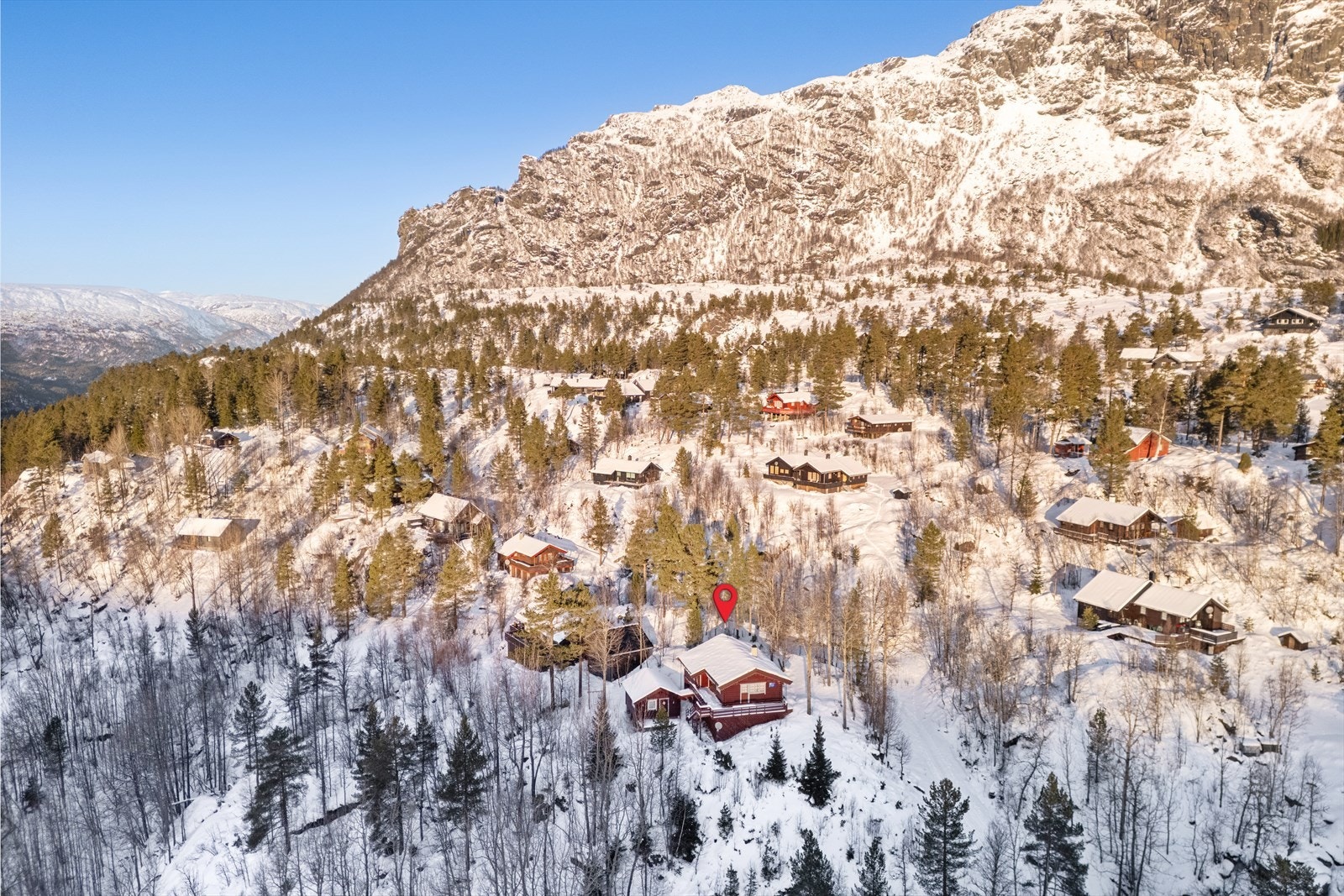 Koselig tømmerhytte på Løyning med tilhørende anneks Galleribilde