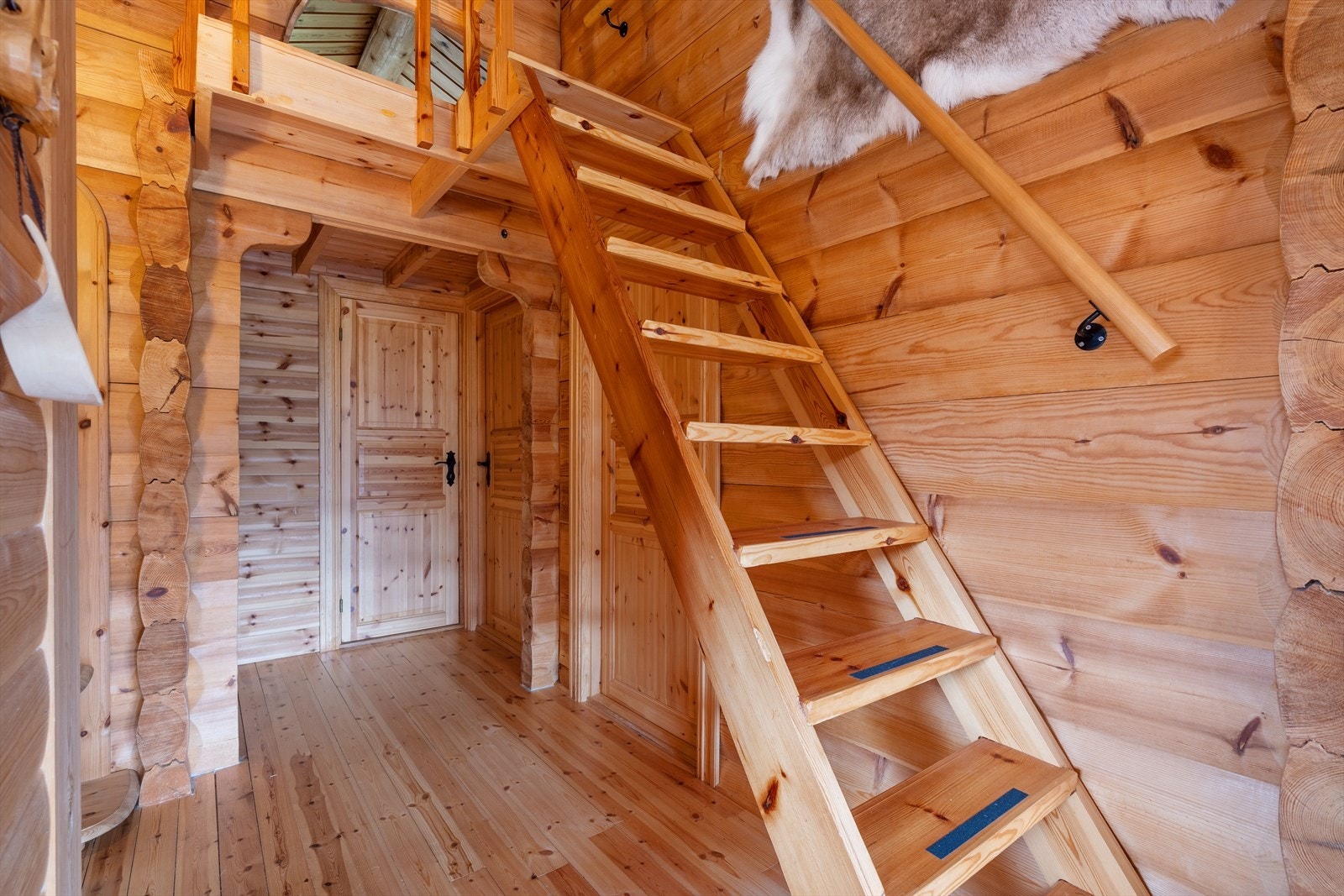 Gang og trapp til hems Galleribilde