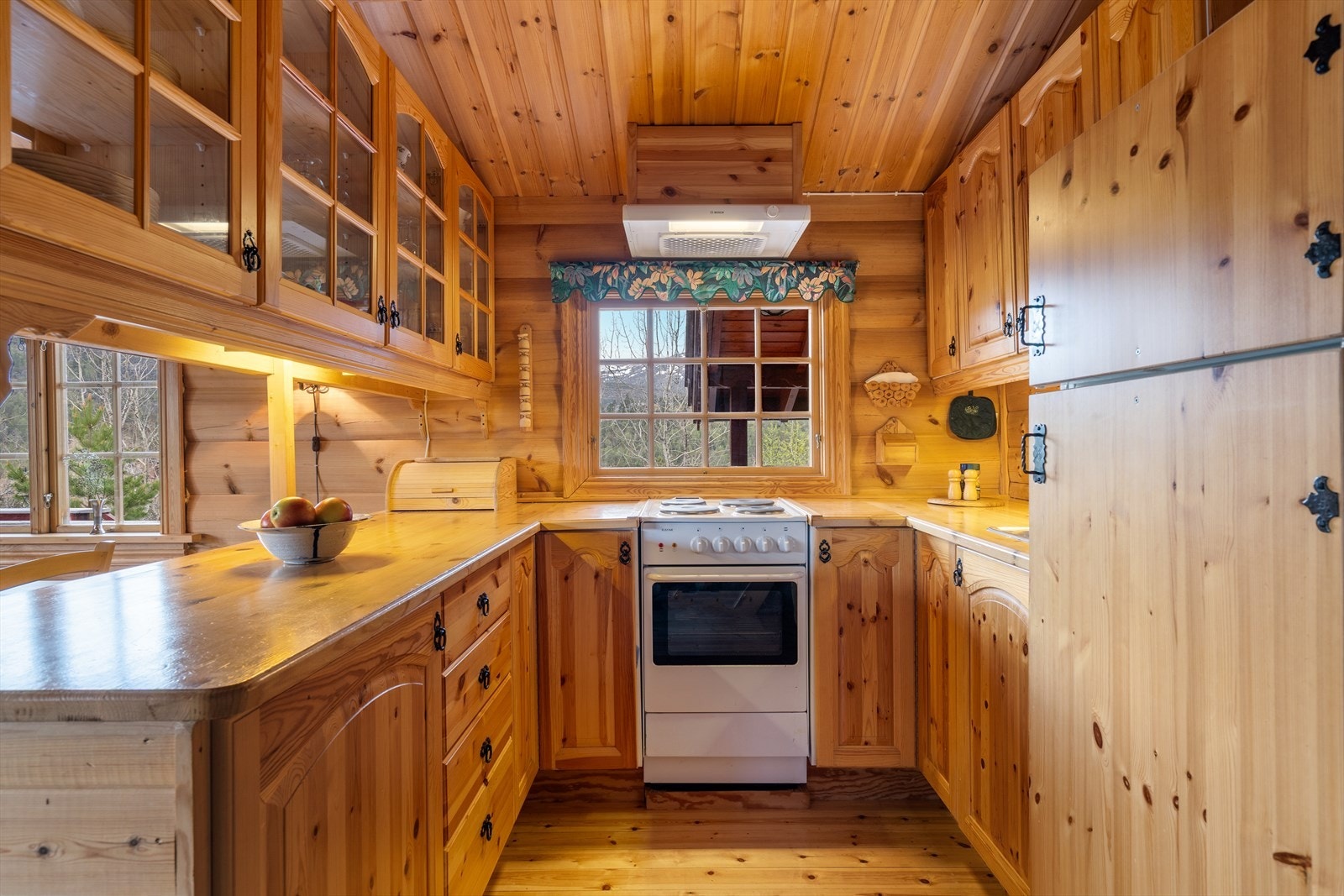 Solid kjøkkeninnredning med heltre benkeplate Galleribilde