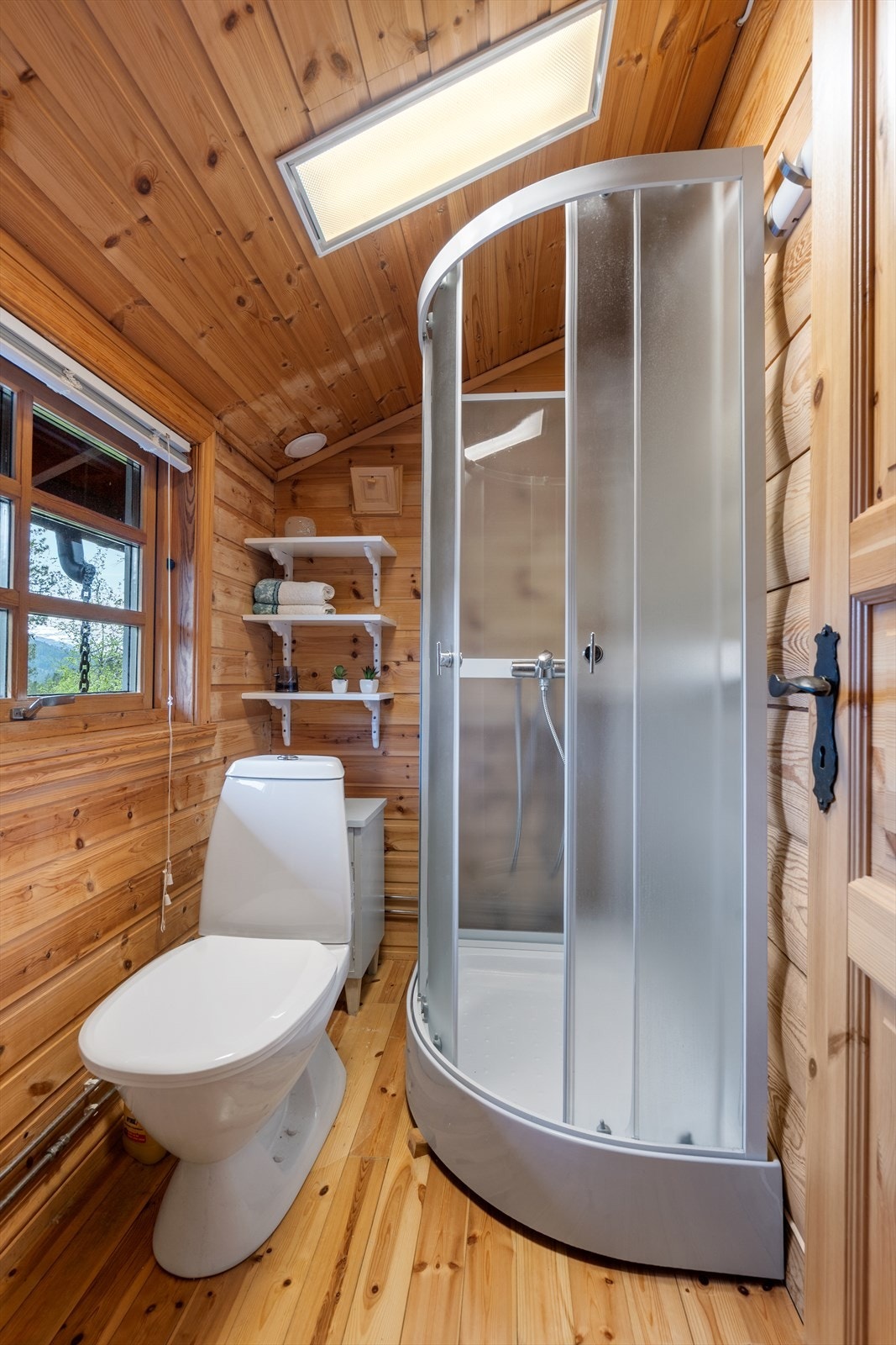 Bad med dusjkabinett, toalett og servant Galleribilde