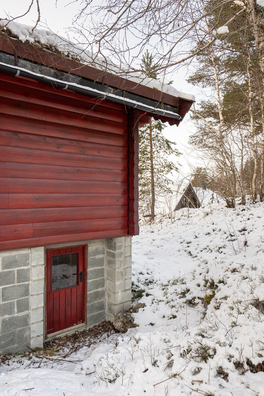 Godt areal under hytten for oppbevaring/ved o.l Galleribilde