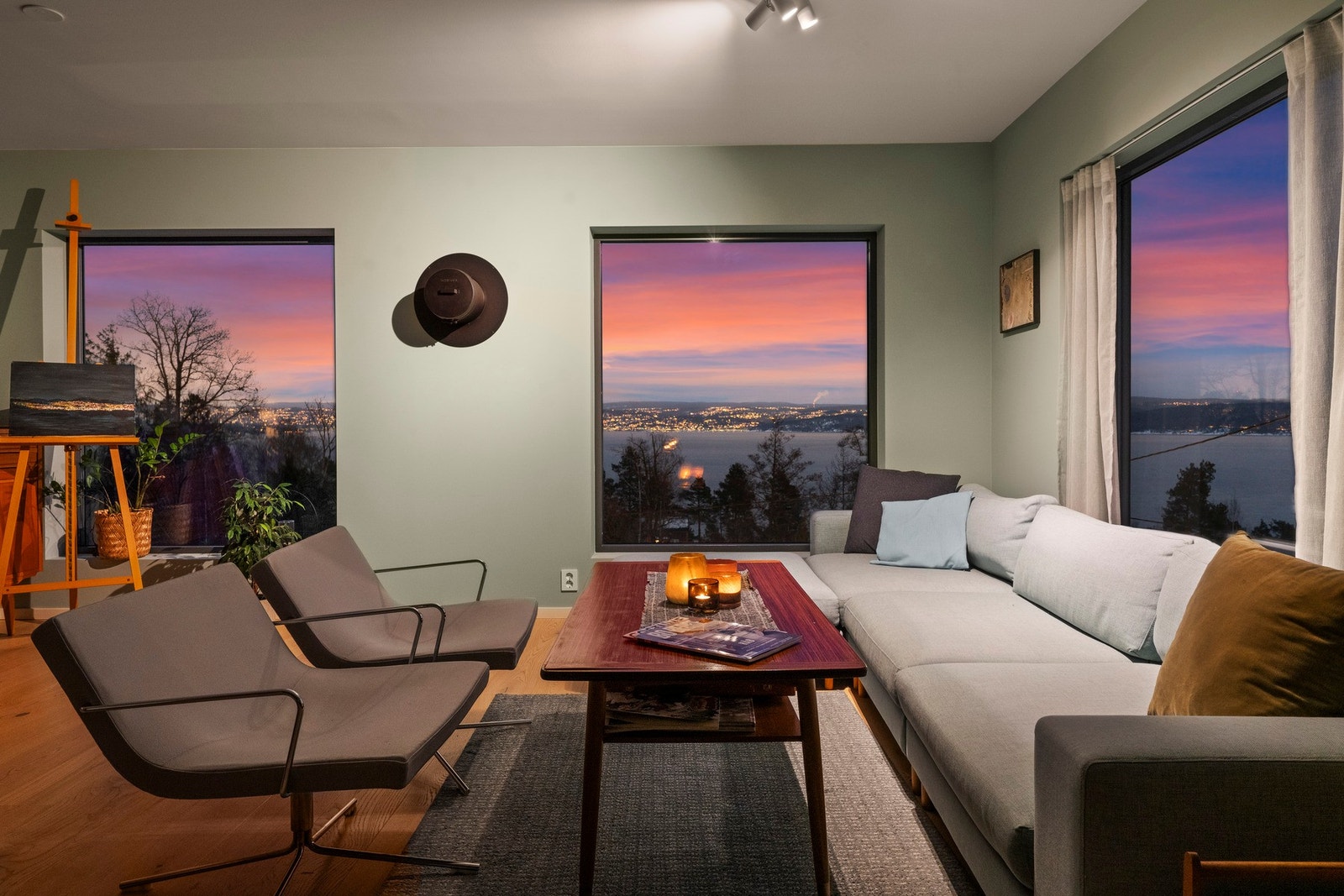 Romslig stue med god plass til sofagruppe og tilhørende møblement. (Det er montert peis mellom de to vinduene rett frem i etterkant av foto) Galleribilde