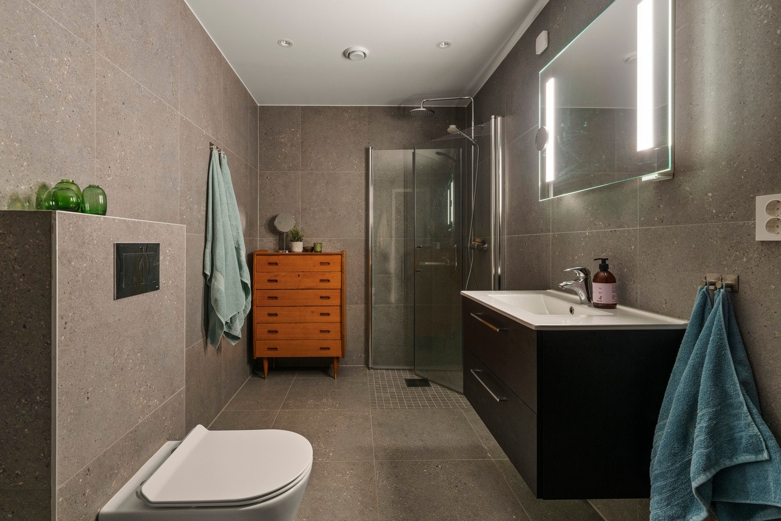 Delikat flislagt baderom i tilknytning til utleiedelen. Galleribilde