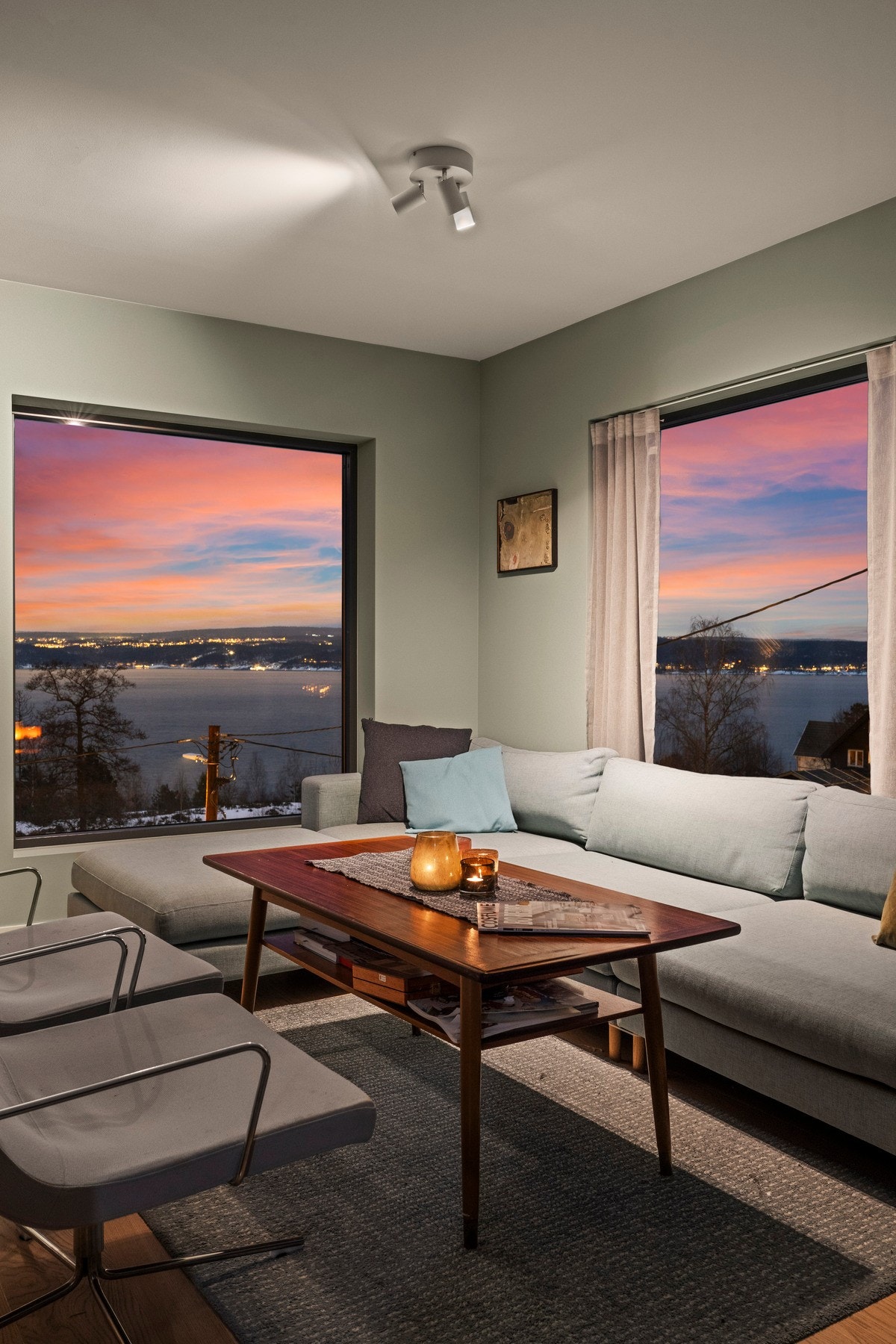 Bo i naturen med spektakulær utsikt og se fargene forandre seg med årstidene. Galleribilde