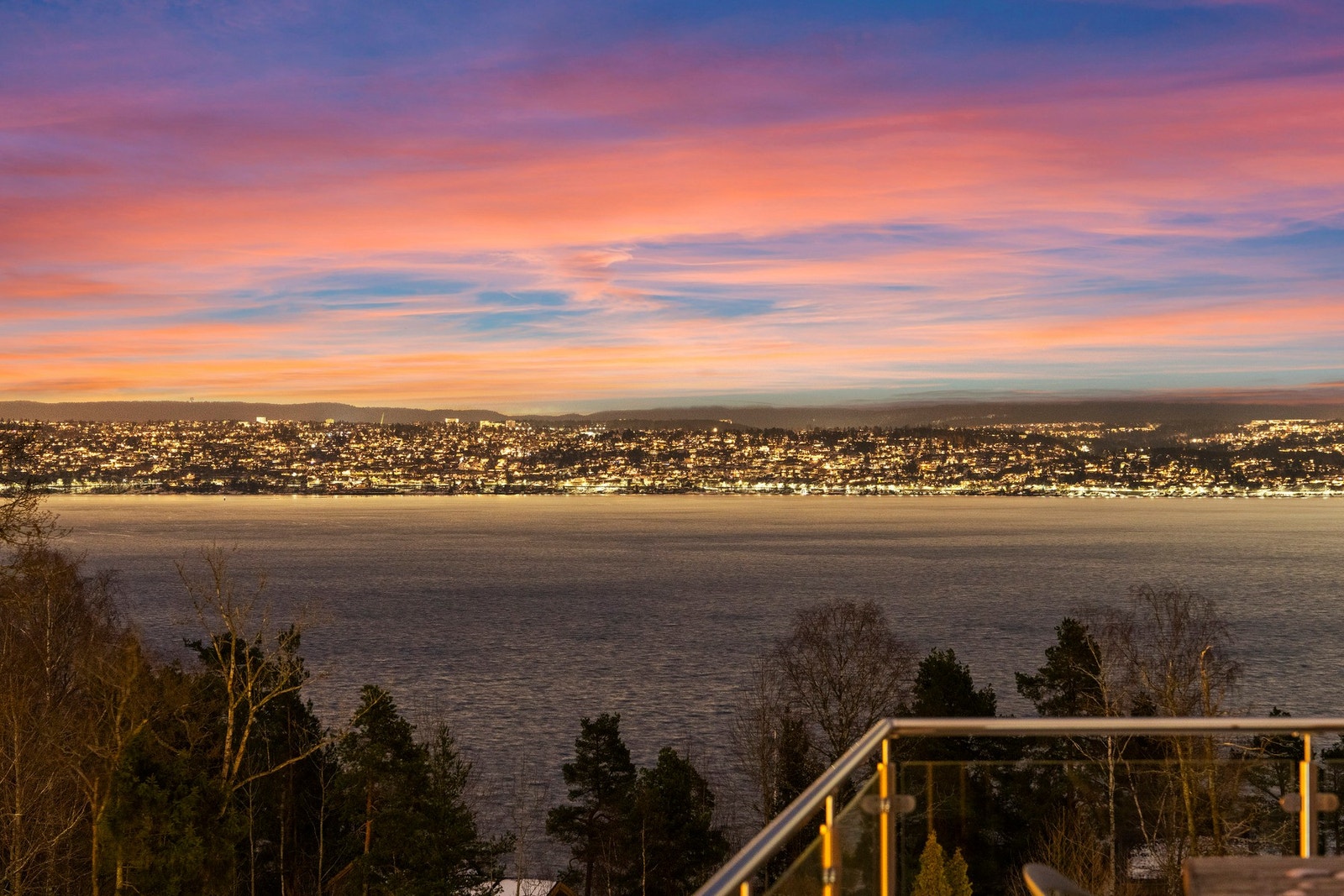 Flott utsikt over fjorden. Galleribilde