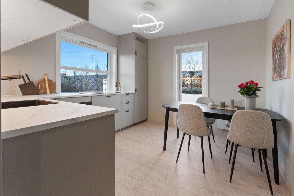 Kjøkkenet har utgang til egen balkong på 10 kvm Galleribilde