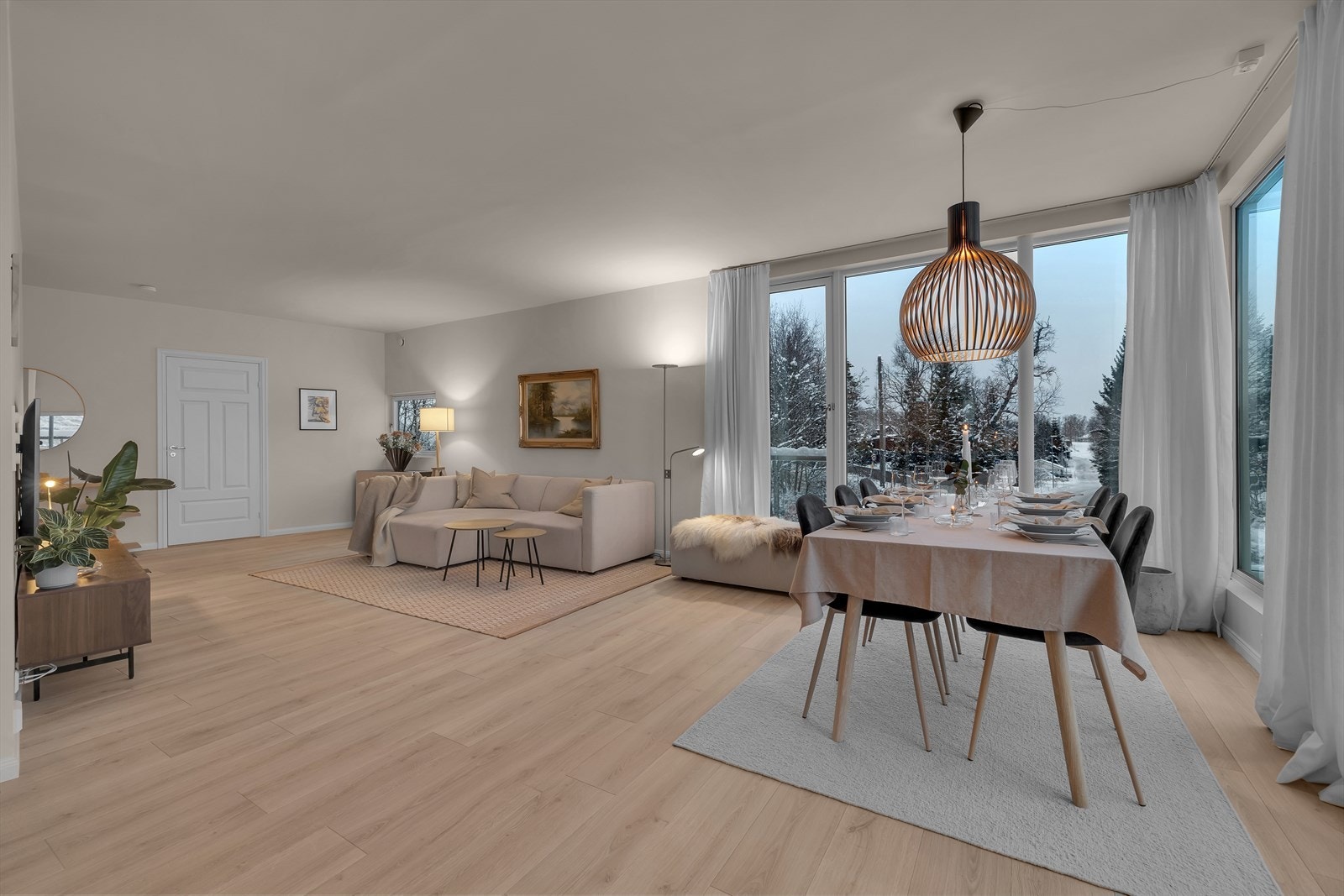 Romslig stue med store vindusflater mot sør og vest. Galleribilde