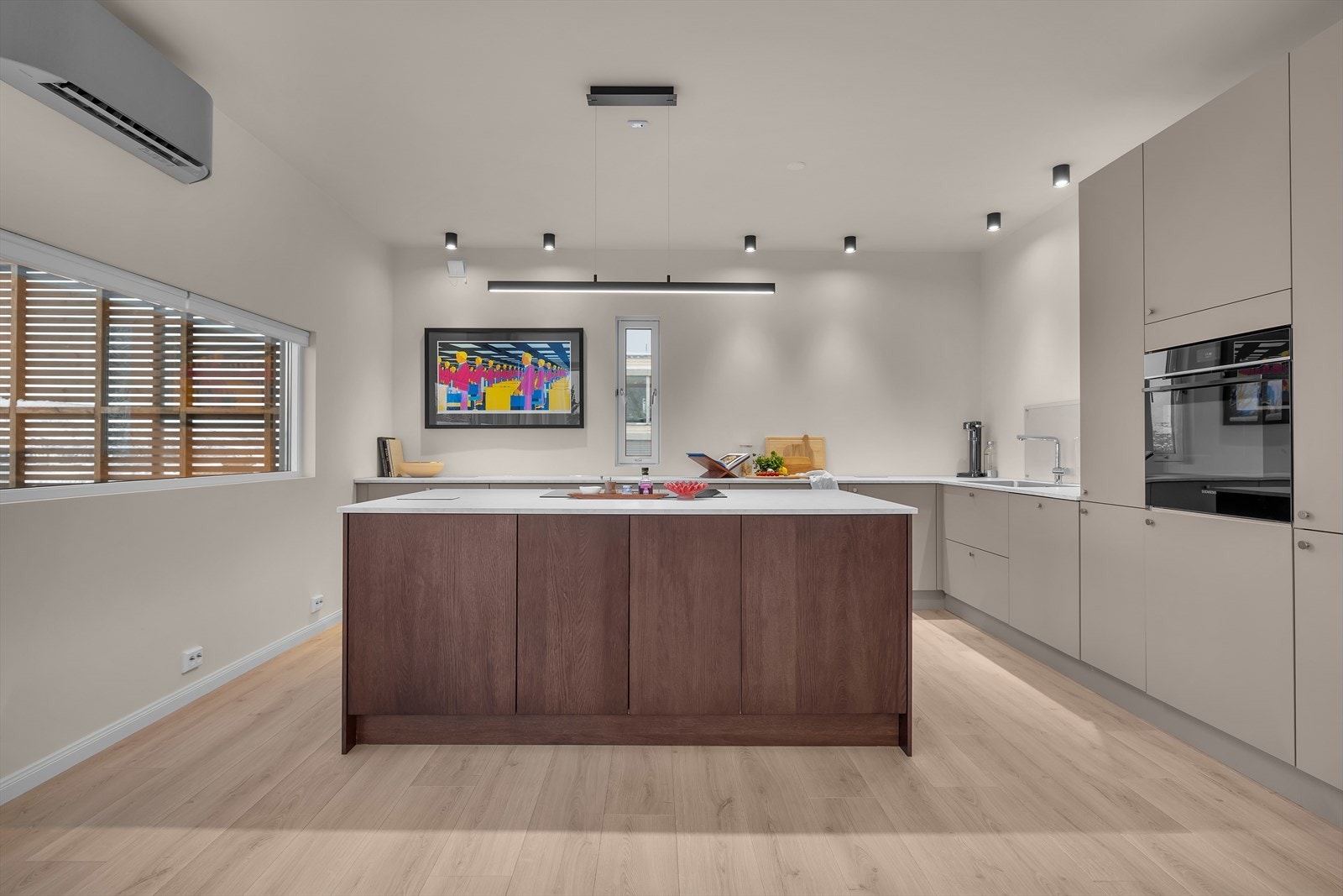 Kvalitetskjøkken fra den lokale leverandøren NOVA. Det er også installert luft-luft varmepumpe. Galleribilde