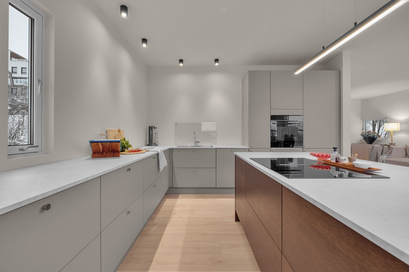 Godt med benkeplass. Nedfelt ventilator i koketopp. Ekstra bred og praktisk vask. Galleribilde