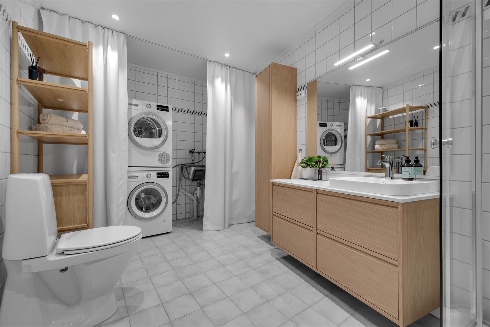 Praktisk vaskenisje med skyllekar. Galleribilde